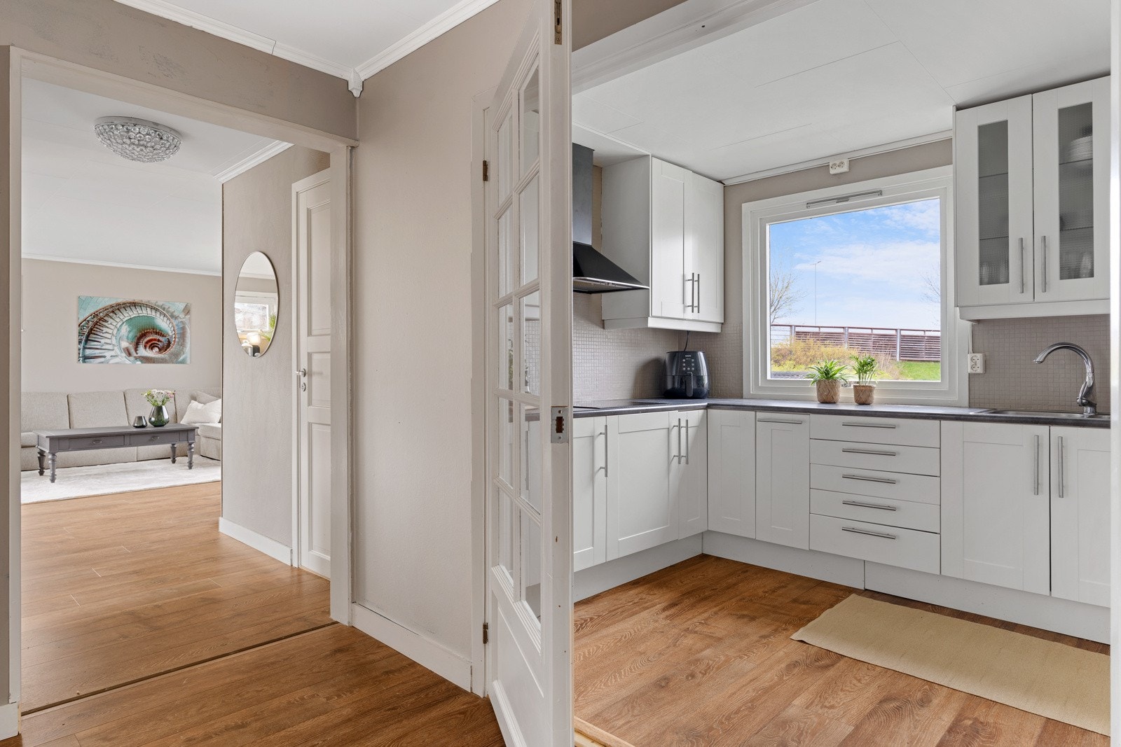 I arealet mellom stue og kjøkken er det en bod hvor det tidligere var trappeløp ned til kjeller. Etasjene er adskilt i dag, men trappen er der fremdeles slik at det enkelt kan tilbakeføres dersom man ønsker å benytte kjelleren selv. Galleribilde