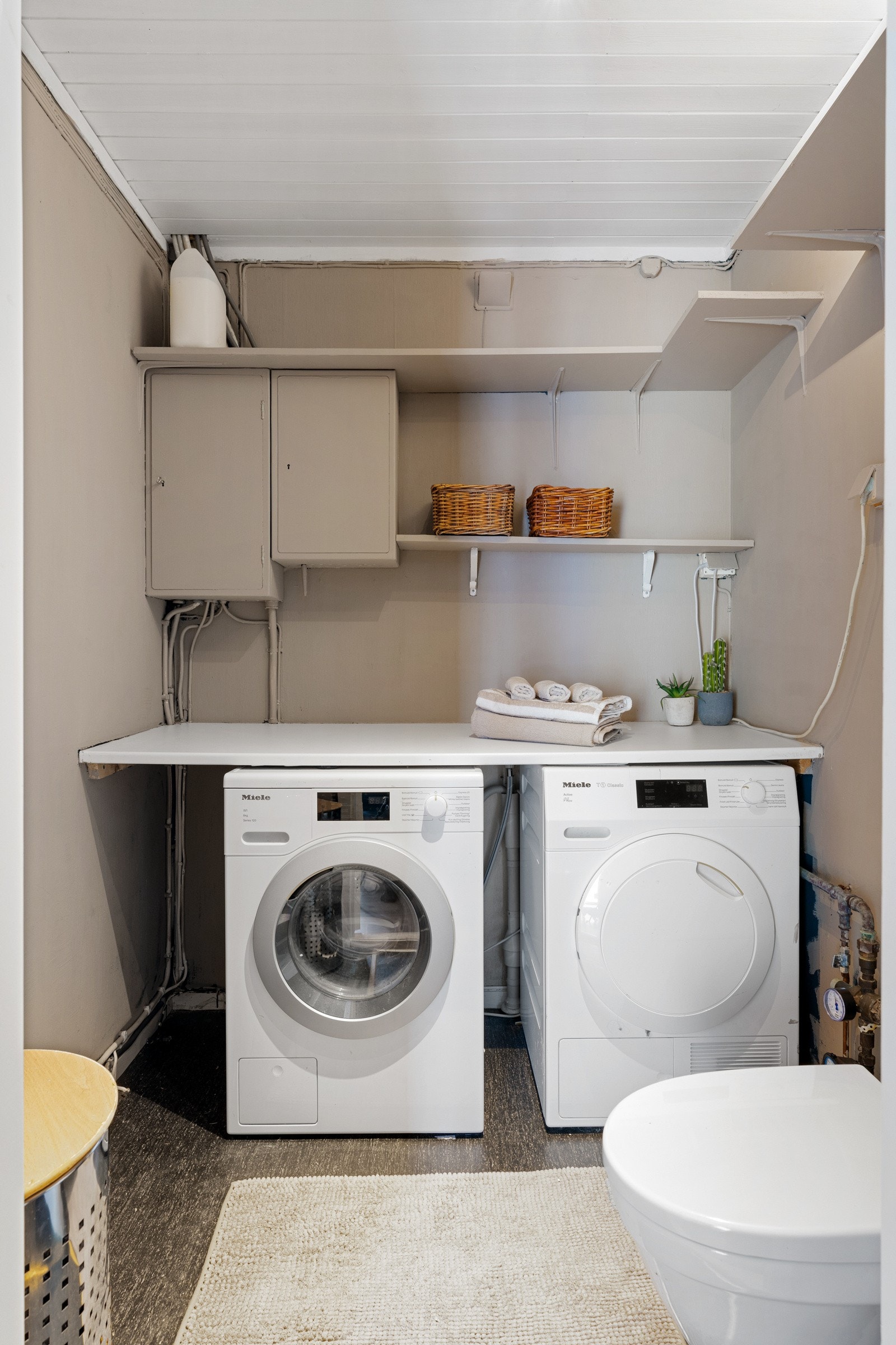 Eget vaskerom er et verdimessig godt element, og letter bruken av baderommet betraktelig. Her er det også satt inn ekstra toalett ? perfekt for travle morgener. Galleribilde