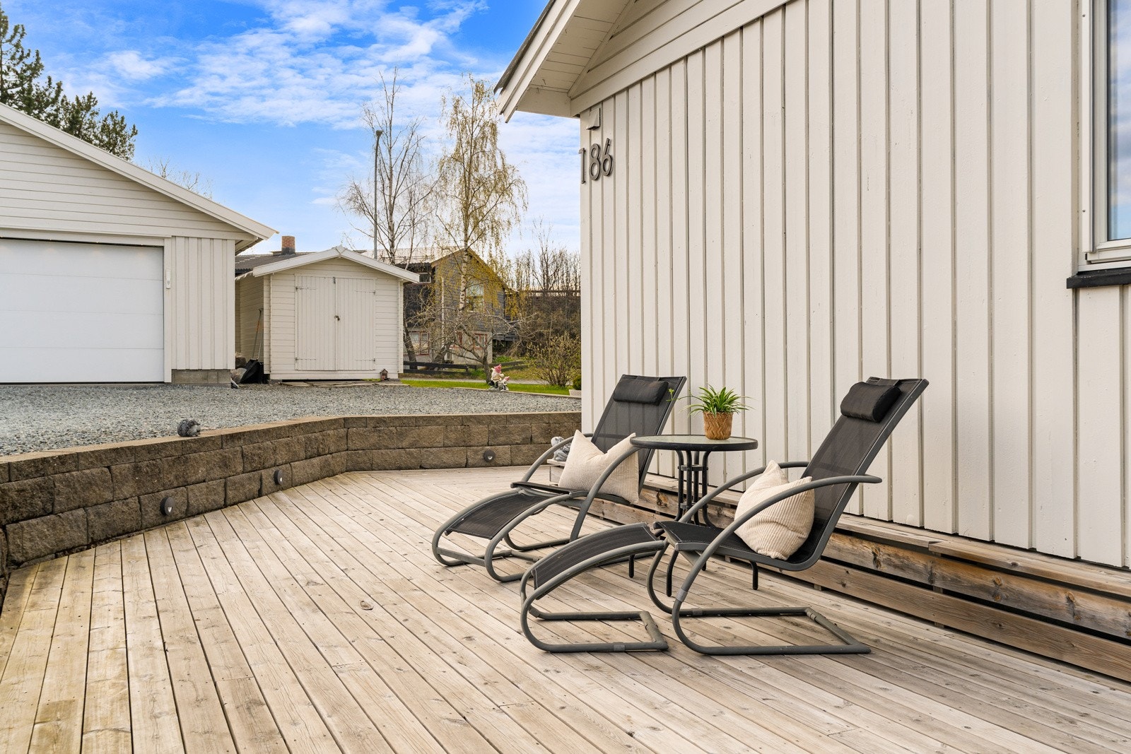 Uteområdet ble vesentlig oppgradert i 2017 med dobbelgarasje og platting på 100 kvm. Det ble samtidig bygd støttemør og klargjort for beleggningsstein på hele gårdsplassen. Galleribilde