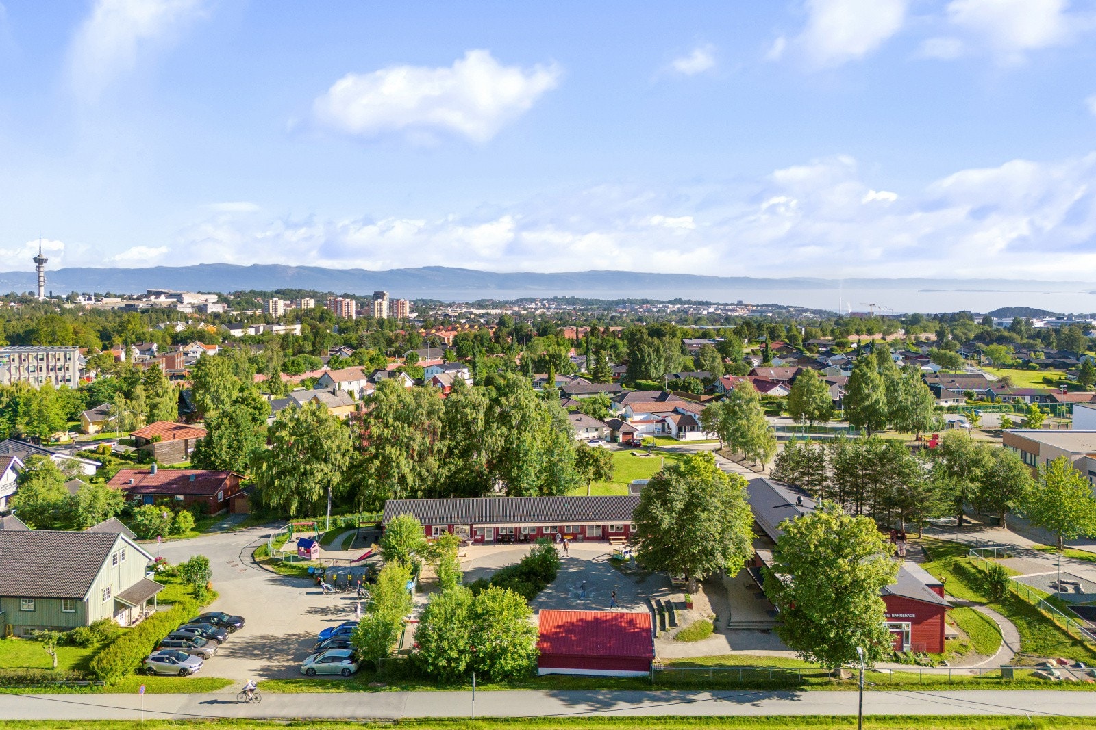 Området har god dekning med flere barnehager i nærområdet. Teglverket barnehage, Angelltrøa barnehage og Åsvang barnehage ligger alle innen en radius på 700 m fra eiendommen. Galleribilde