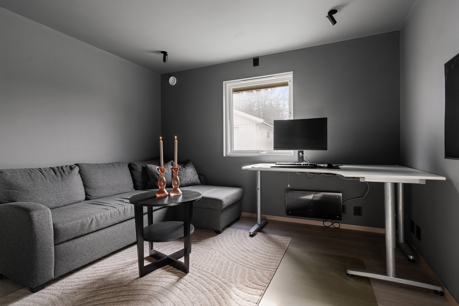 Det er god plass til seng, nattbord og arbeidsbord for lekser eller hjemmekontor på alle rom. Galleribilde