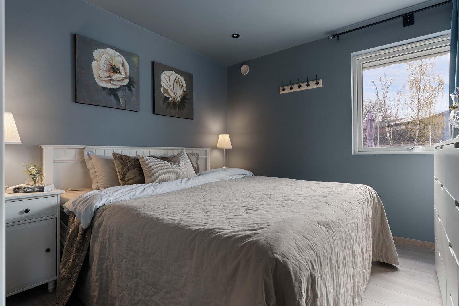 Boligen kan by på totalt 4 soverom som ble oppgradert i 2023 med nye overflater. Galleribilde