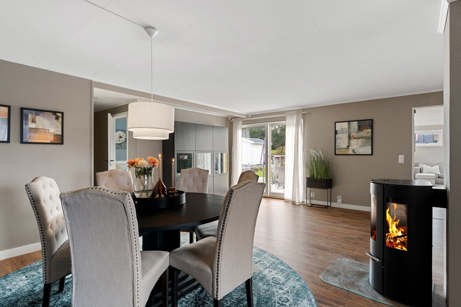 Det er montert både varmepumpe og vedovn som gir jevn og effektiv oppvarming året rundt. Galleribilde