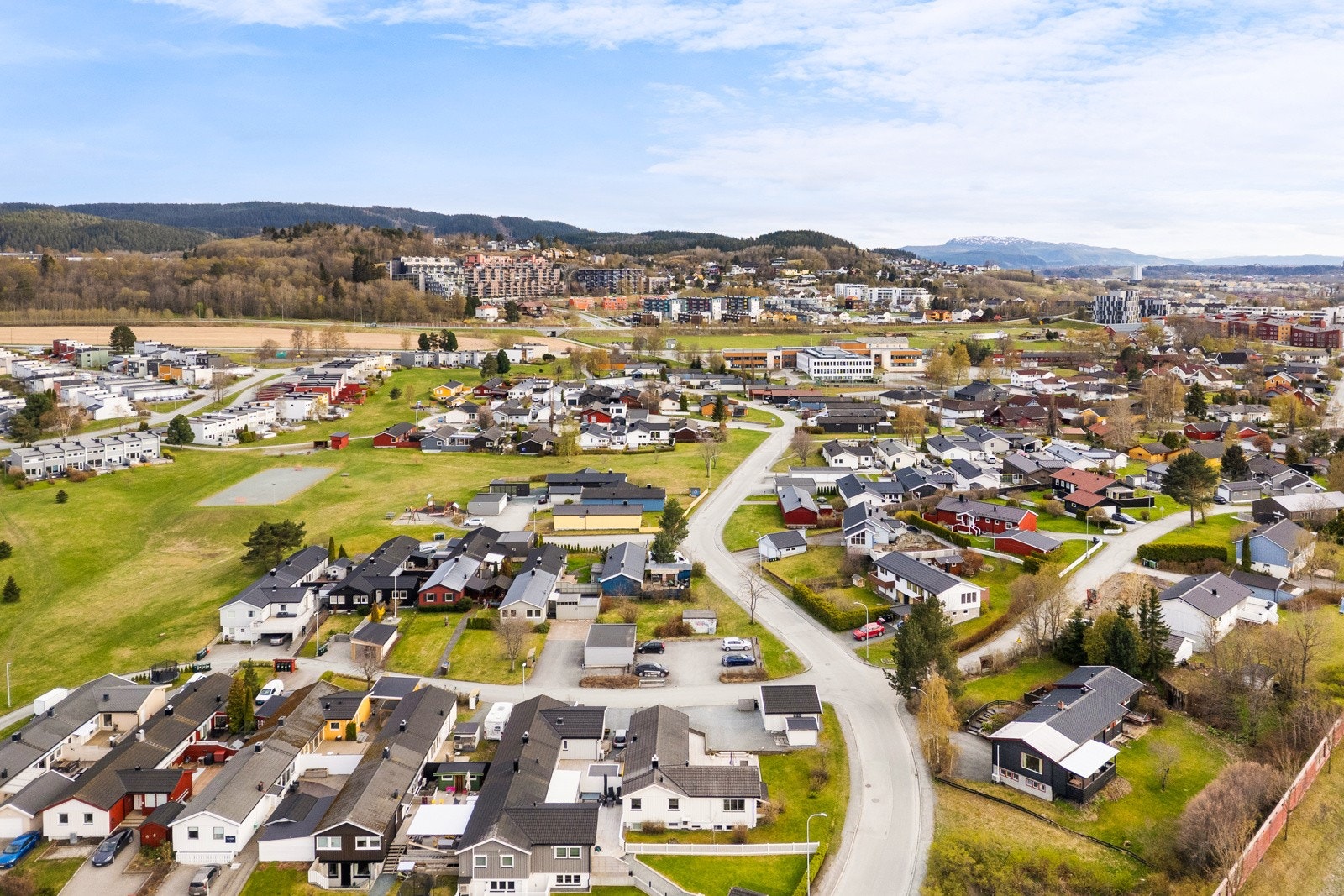 Området har et veletablert bomiljø med et godt naboskap, kjent for sine barnevennlige og grønne omgivelser. Området består primært av eneboliger, tomannsboliger og rekkehus, mange oppført på 1960-tallet. Galleribilde