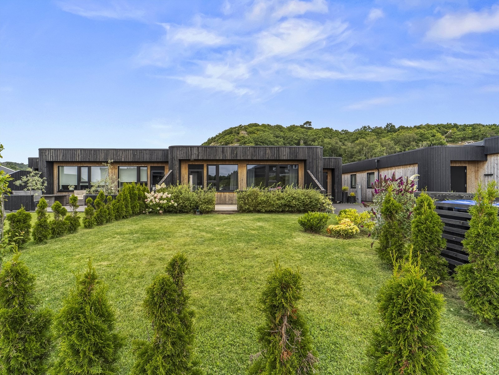 En pent utformet eiendom med en solrik og pent opparbeidet hage. Galleribilde