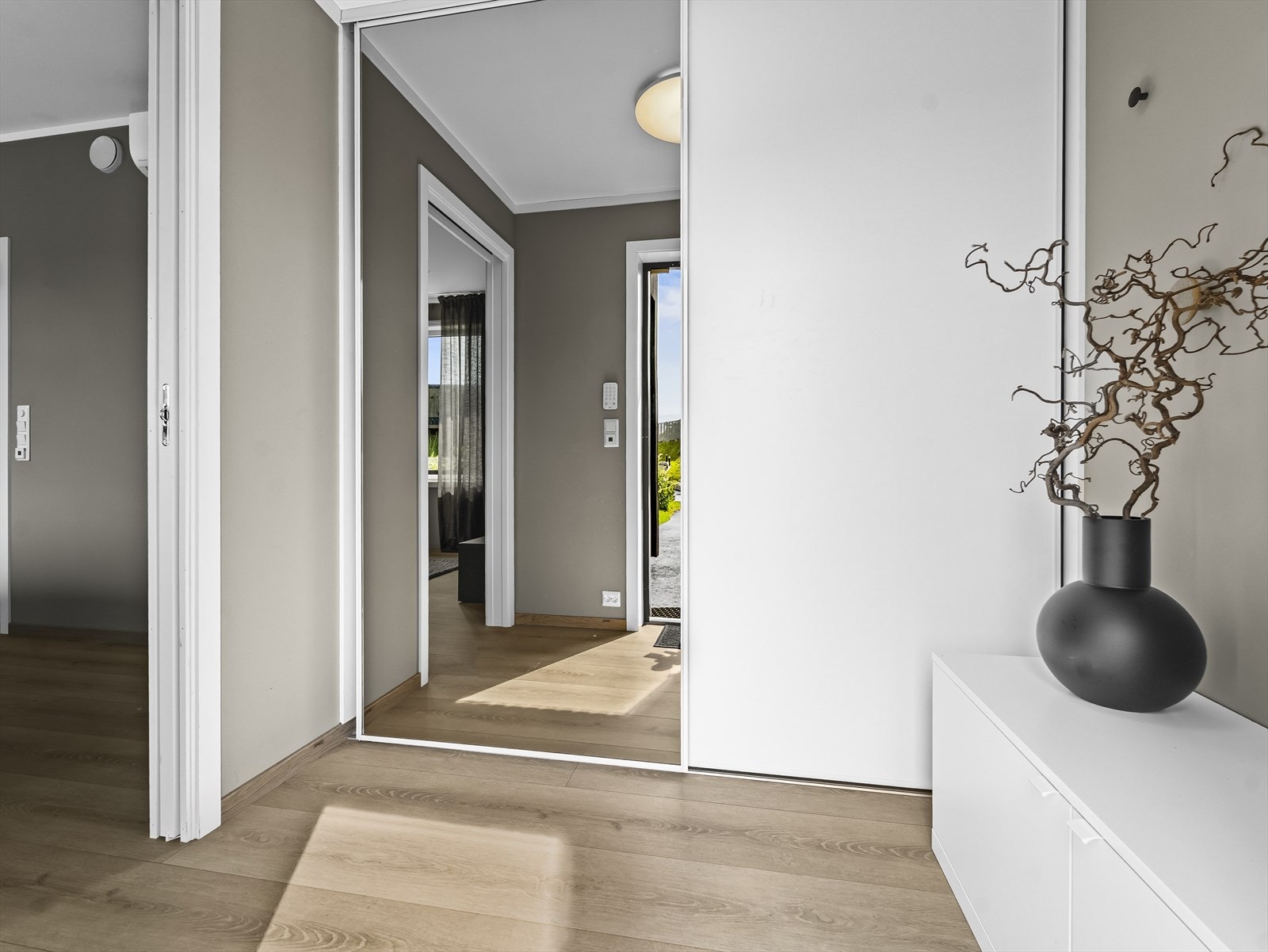 Inngangsparti med skyvedørsløsning. Galleribilde