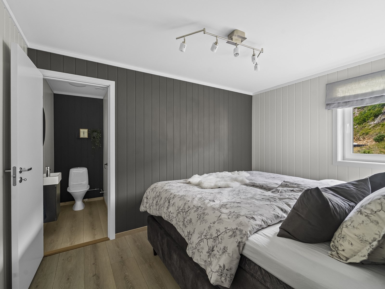 Rom lagt opp til bruk som tv-stue med toalettrom i tilknytning. Innredet som soverom, og er godkjent til rom for varig opphold. Galleribilde