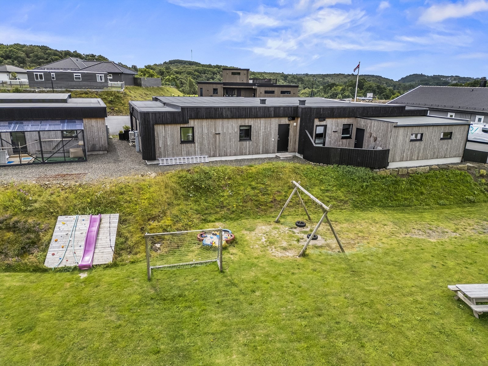 Felles lekeplass rett ved boligen med mulighet for adkomst rett fra egen hage. Galleribilde