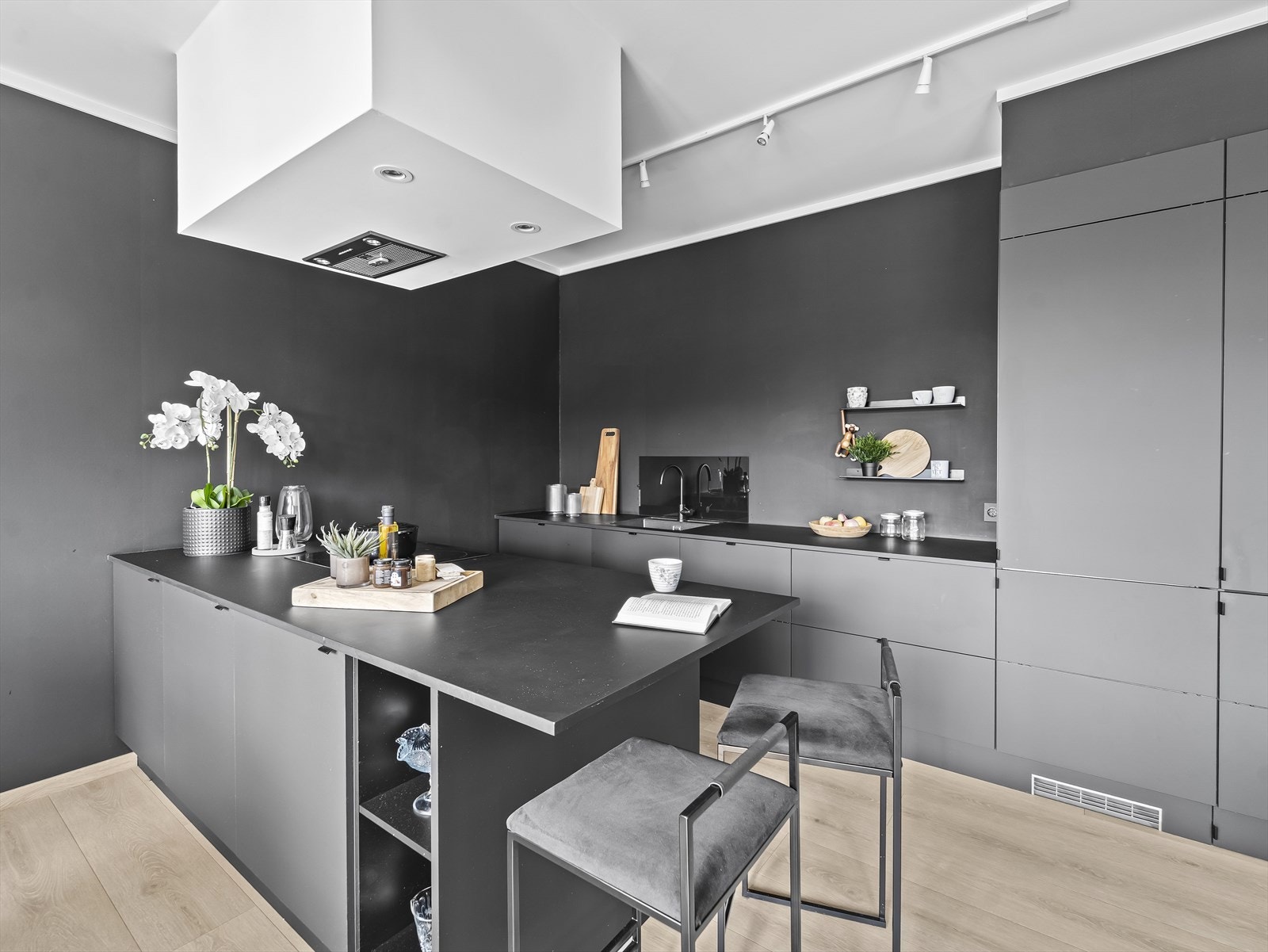 Kjøkkenets utforming gir rom for en god arbeidsplass. Alle hvitevarer er integrert og medfølger handelen. Galleribilde