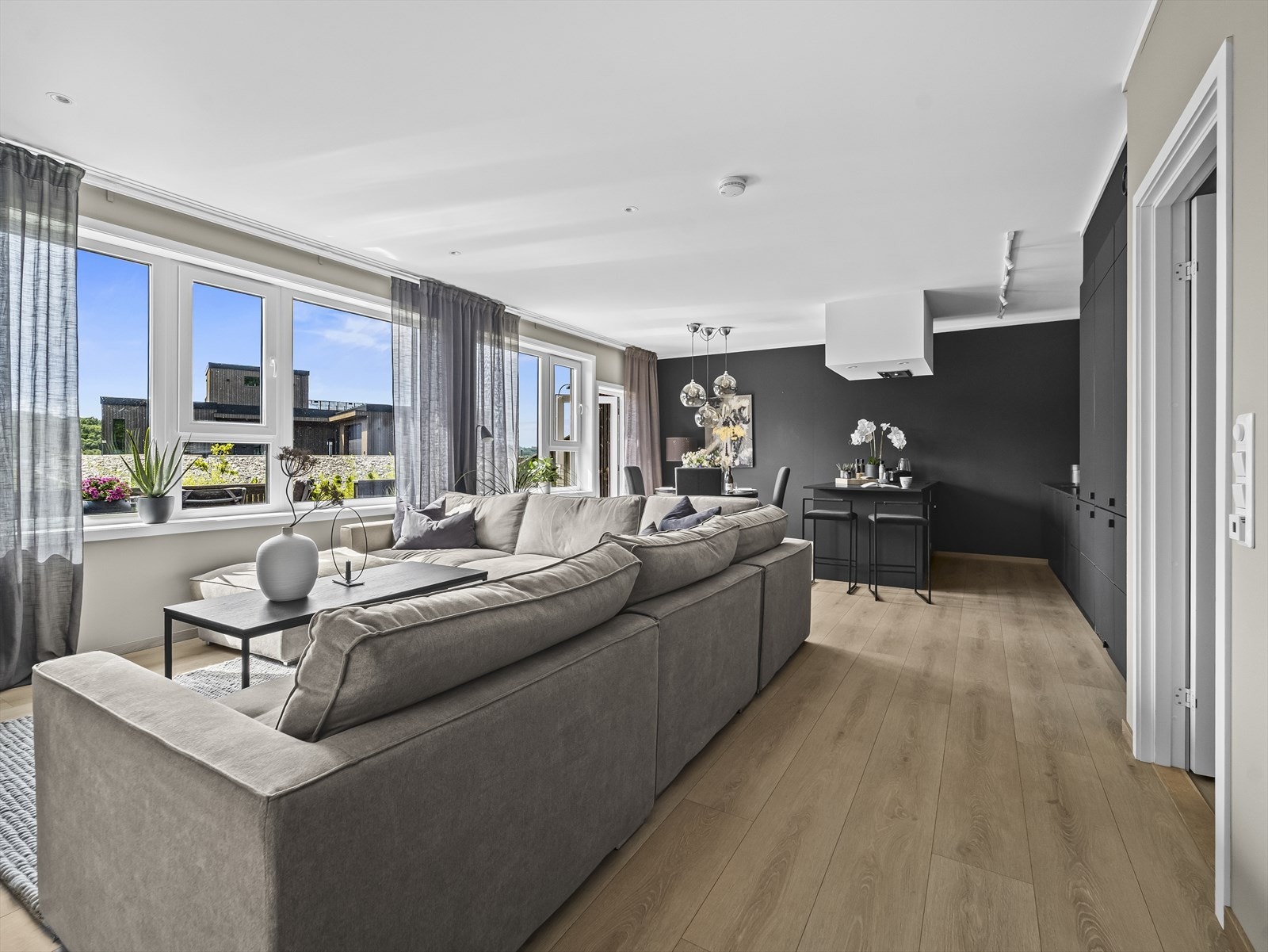 Trivelig stue med godt lysinnslipp og utgang til hagen i front. Galleribilde