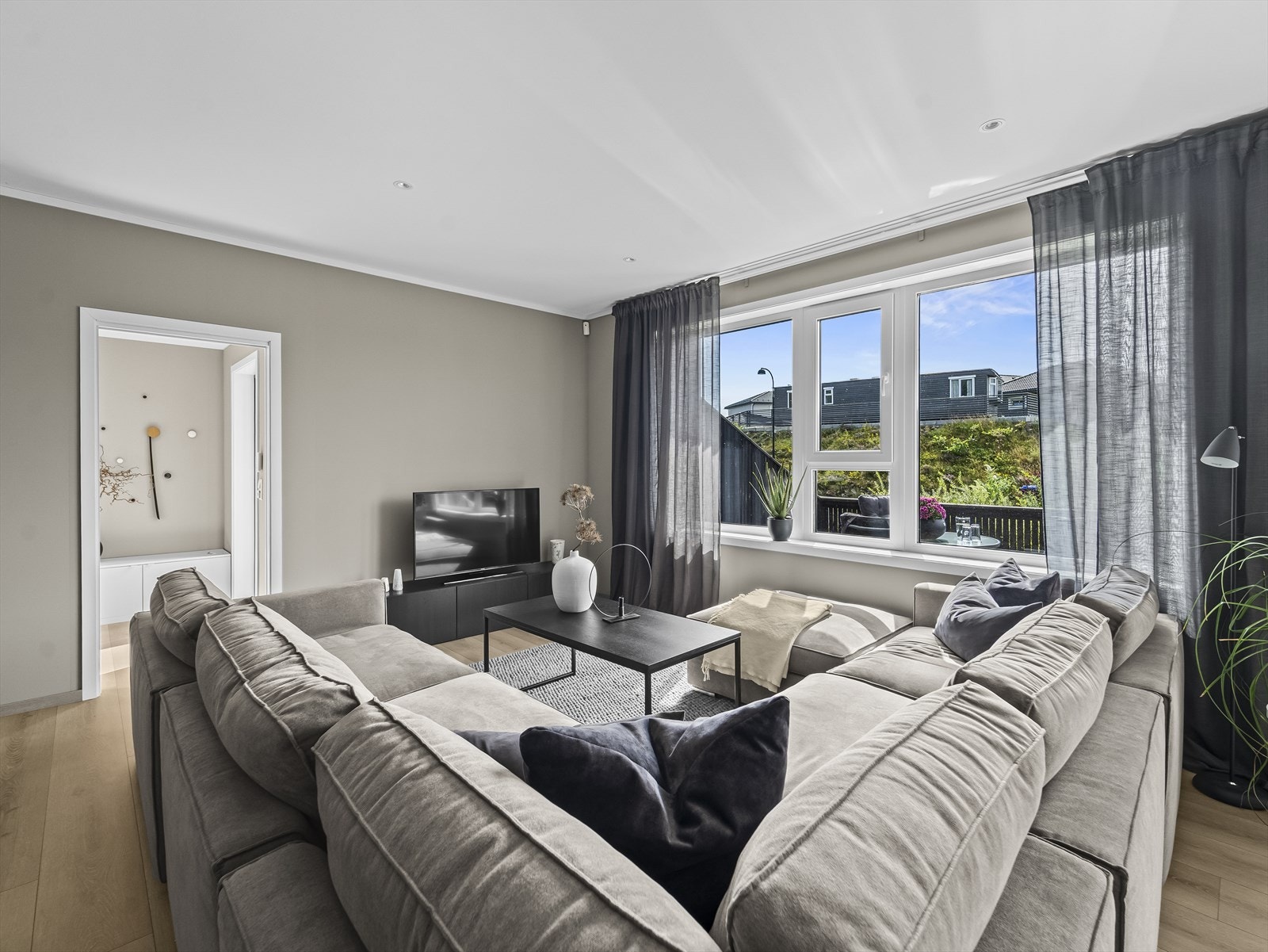 Adkomst til gang med avklendingsplass og skyvedør inn til stue. Galleribilde