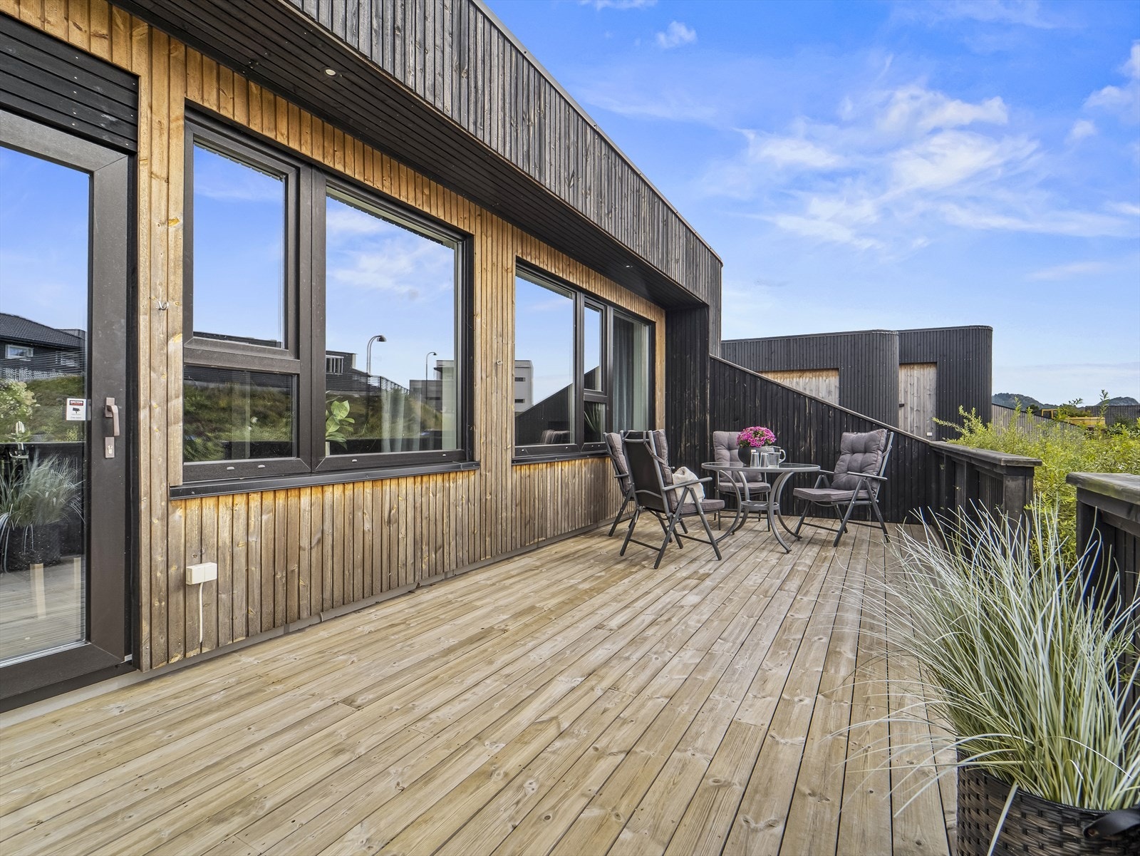 Solrik uteplass med inngjerdet terrasse. Galleribilde