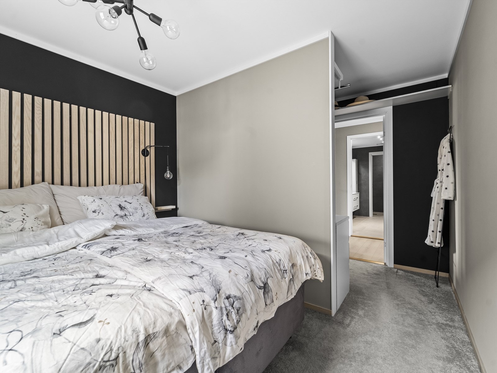 Soverom 1 av 3 har et praktisk garderobeopplegg. Galleribilde