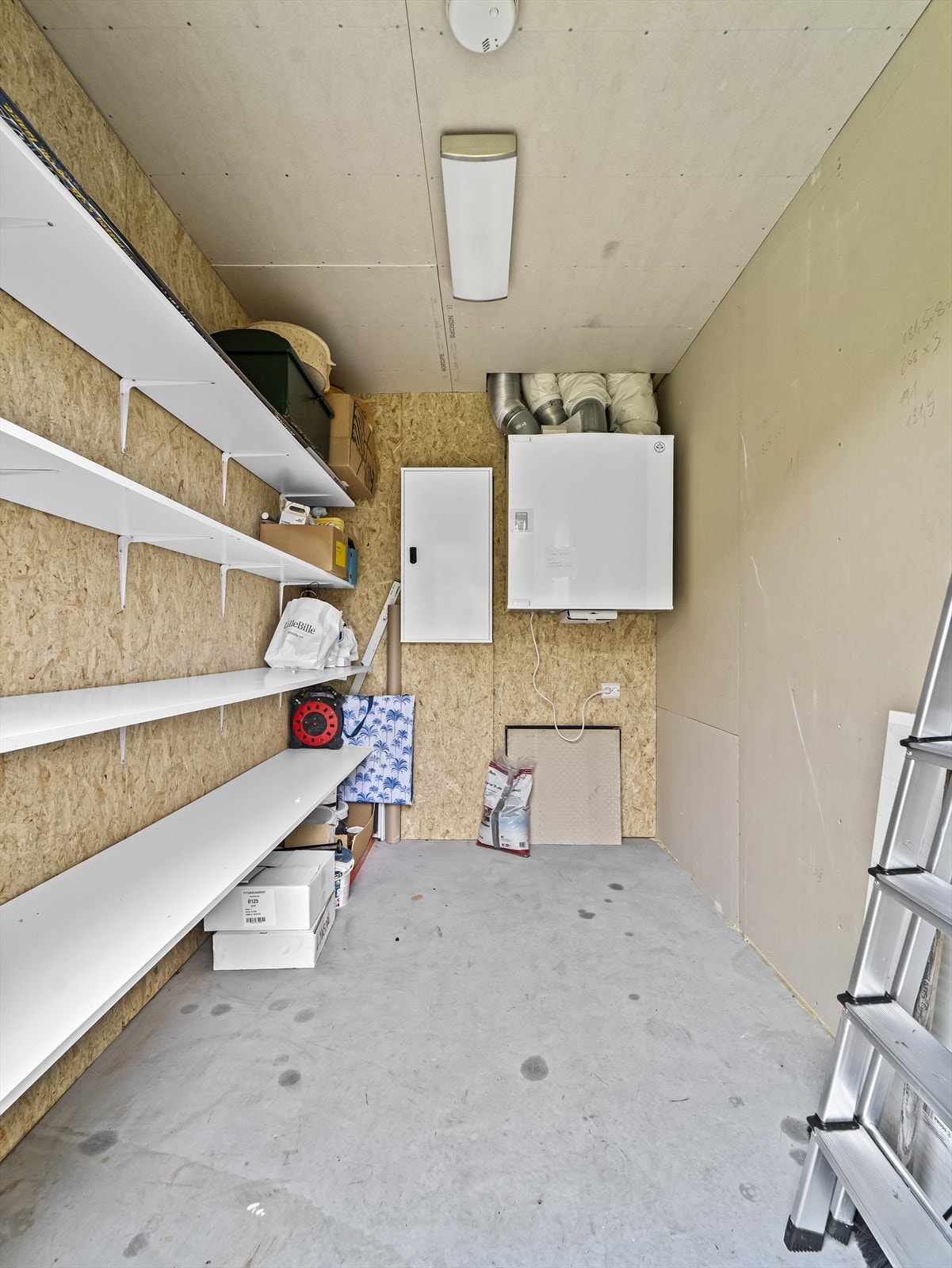 Bod med utvendig inngang bak boligen med lagringsplass. Galleribilde