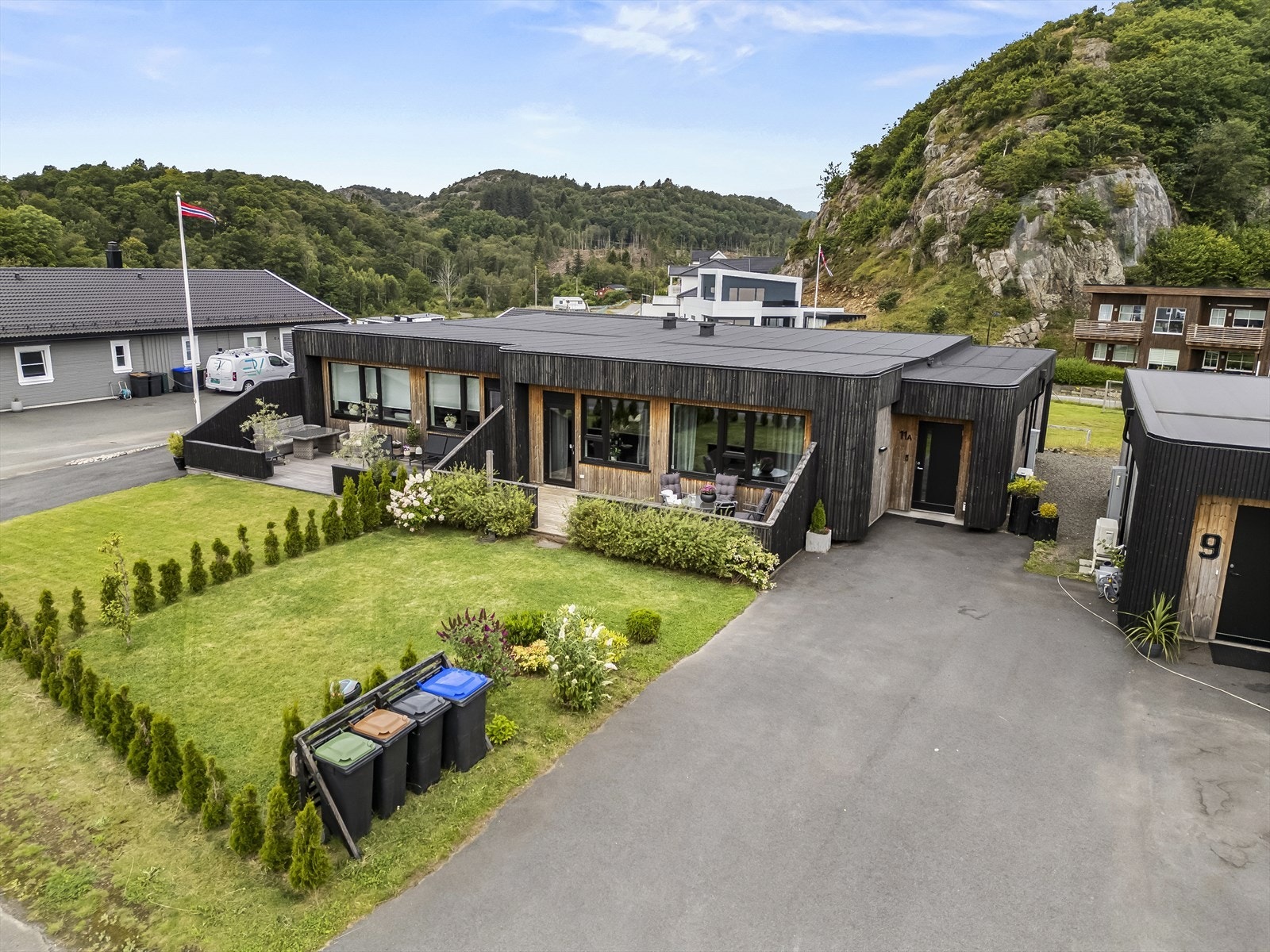 Asfaltert uteplass med parkeringsområde. Galleribilde