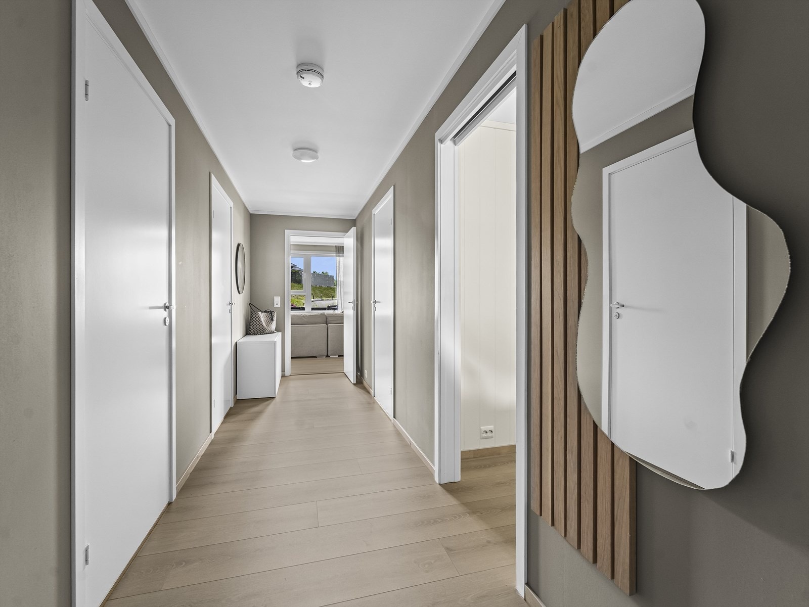 Vid gang med inngang til soverommene, bad og stue. Galleribilde