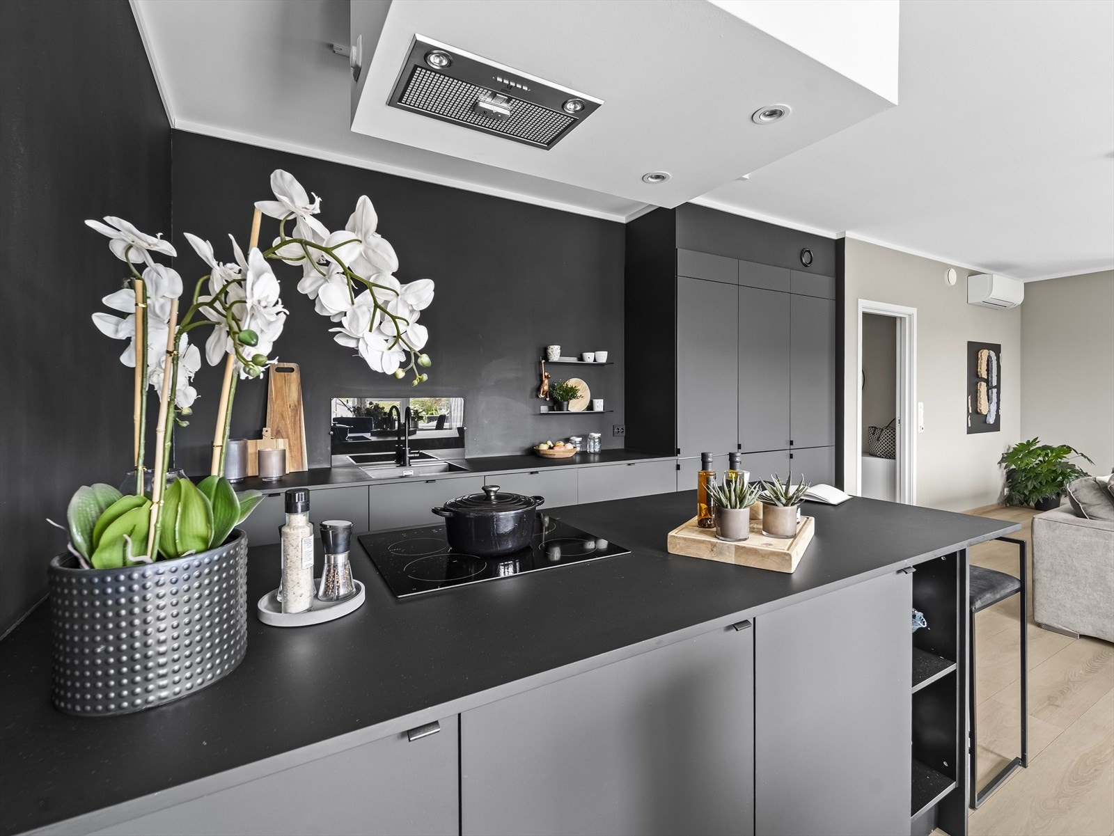 Stilrent og moderne kjøkken med funksjonelle løsninger. Galleribilde
