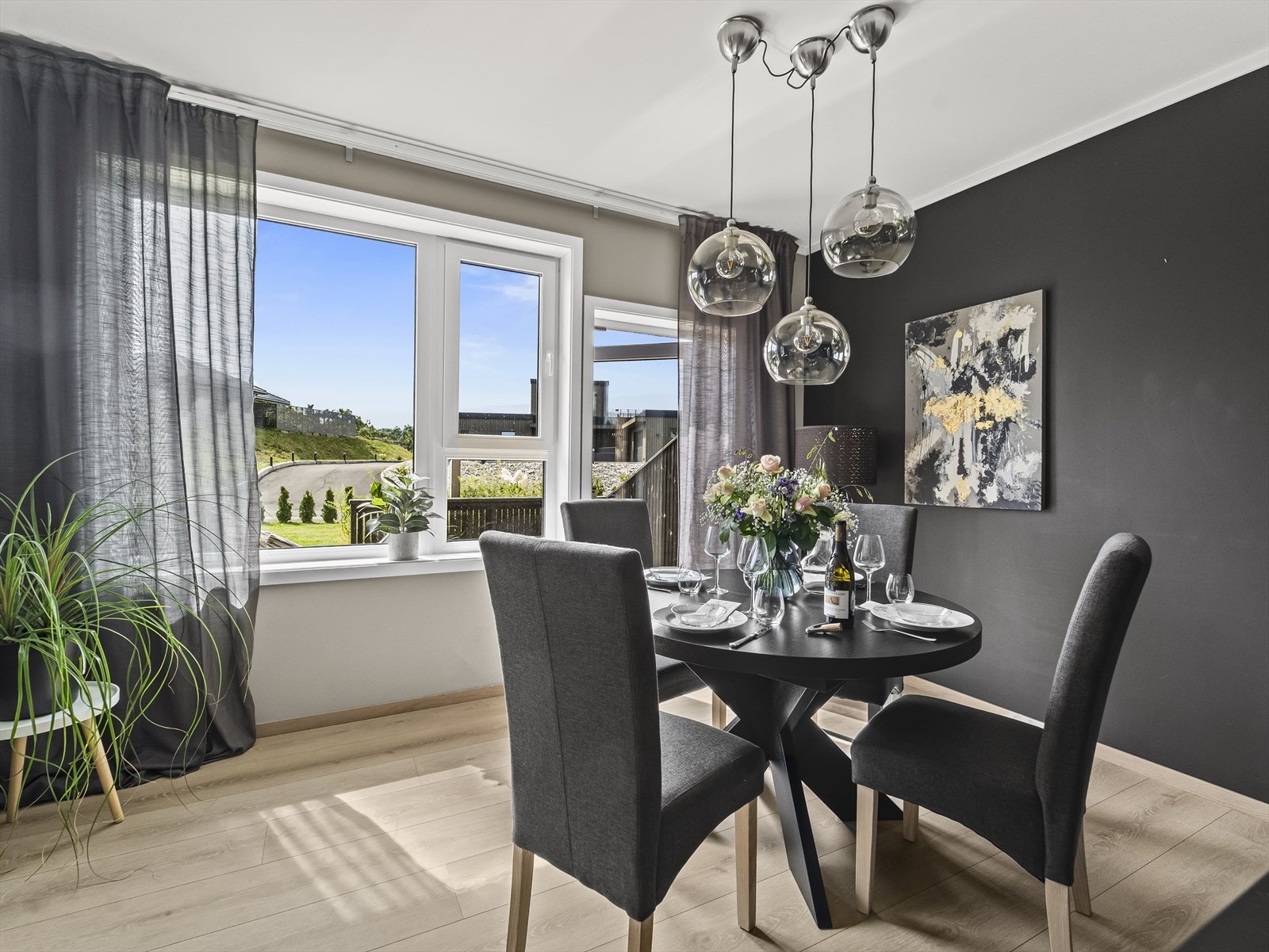 Stuens utforming gir rom for møblering i ulike soner. Store vinduer gir naturlig lys og utsikt mot hage. Galleribilde