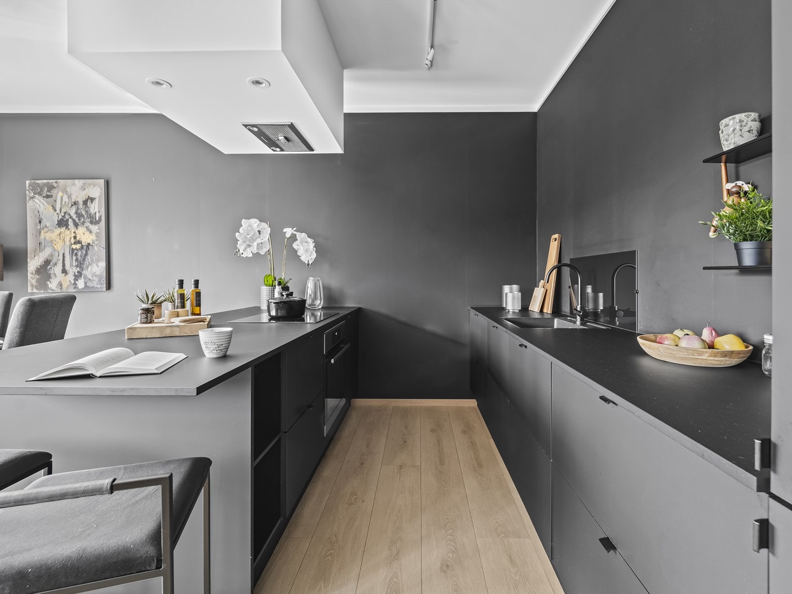 I enden av kjøkkenbenken har man en praktisk løsning med plass til barstoler. Galleribilde