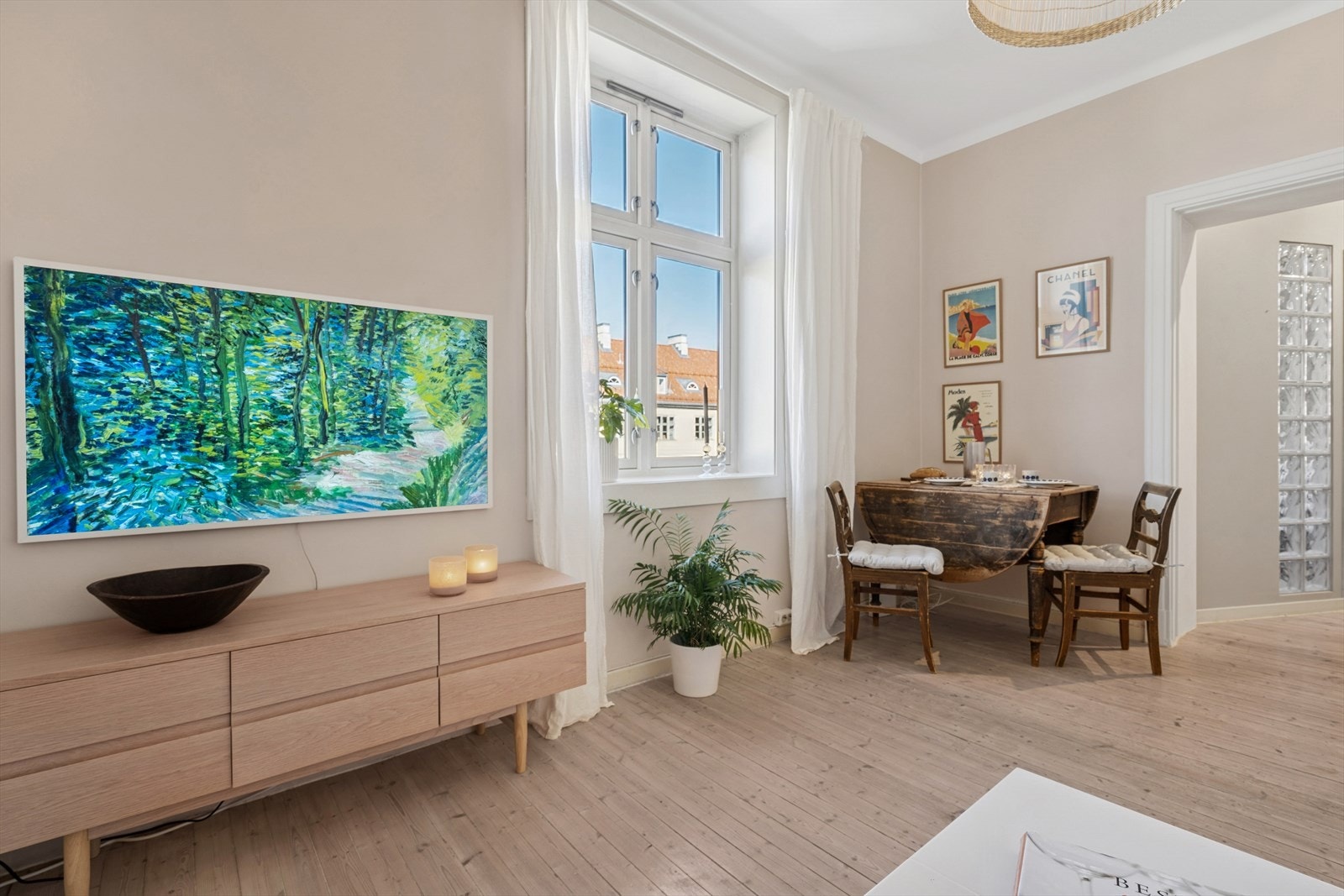 En leilighet som kombinerer sjarm og modernitet - originale tregulv, nymalte overflater, god takhøyde og store vinduer gir en lys og luftig atmosfære Galleribilde