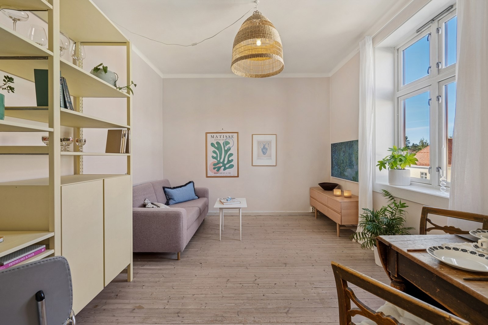 Den romslige stuen gir plass til både sofakrok med salongbord og TV-møblement, samt en spisebordsgruppe - perfekt for både hverdag og gjester Galleribilde