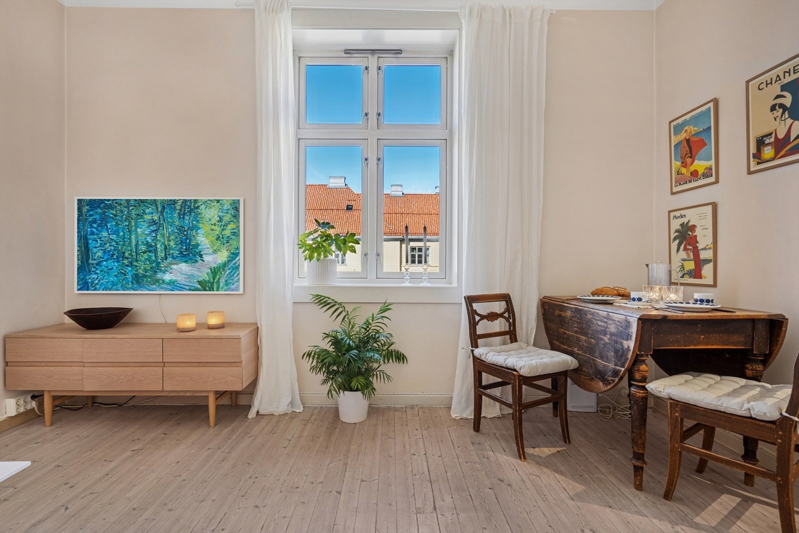 Kvalitetsvinduer med isolerglass (2010) sikrer et behagelig inneklima året rundt. Galleribilde