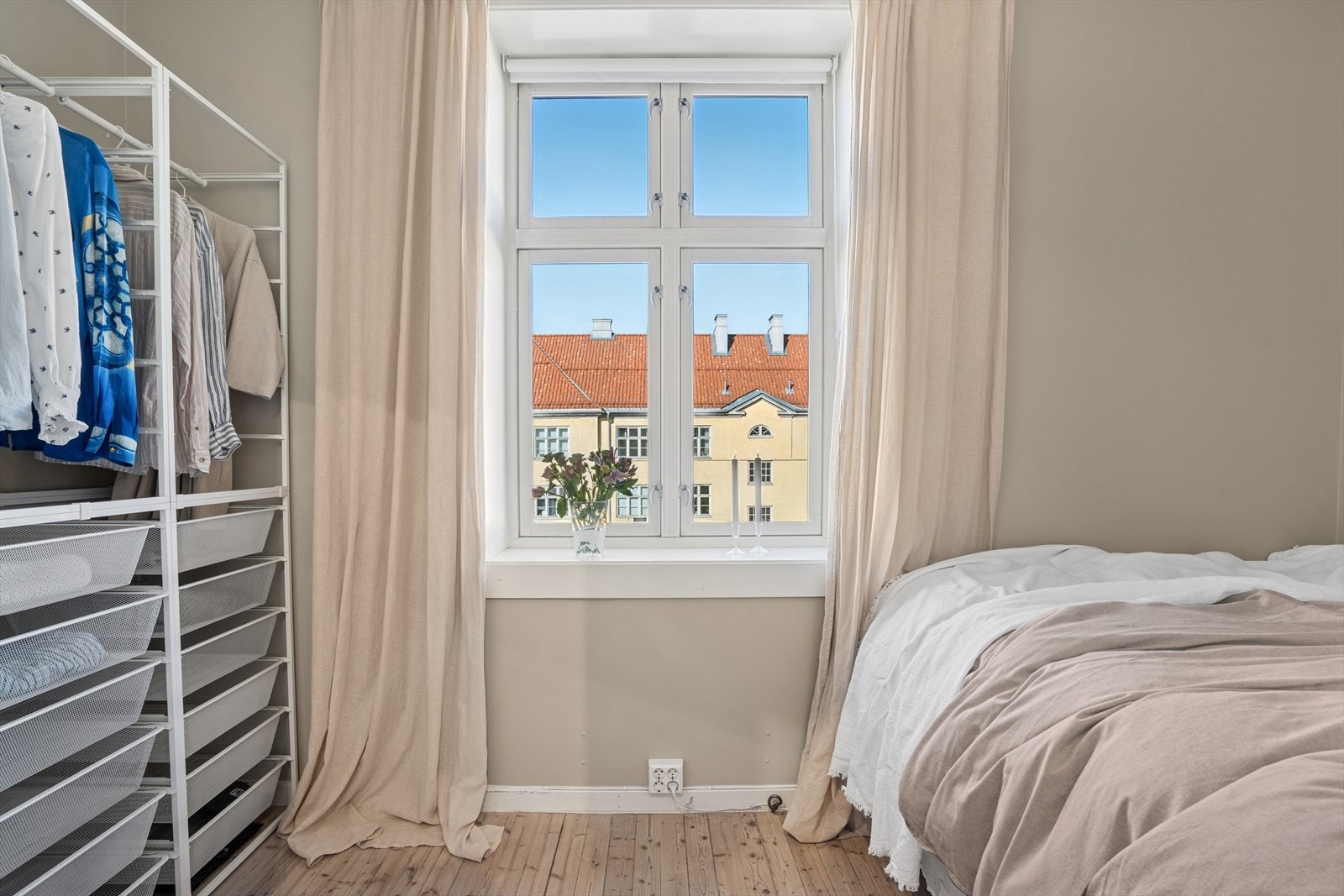 På soverommet finner du god plass til oppbevaring - praktisk og ryddig i hverdagen Galleribilde