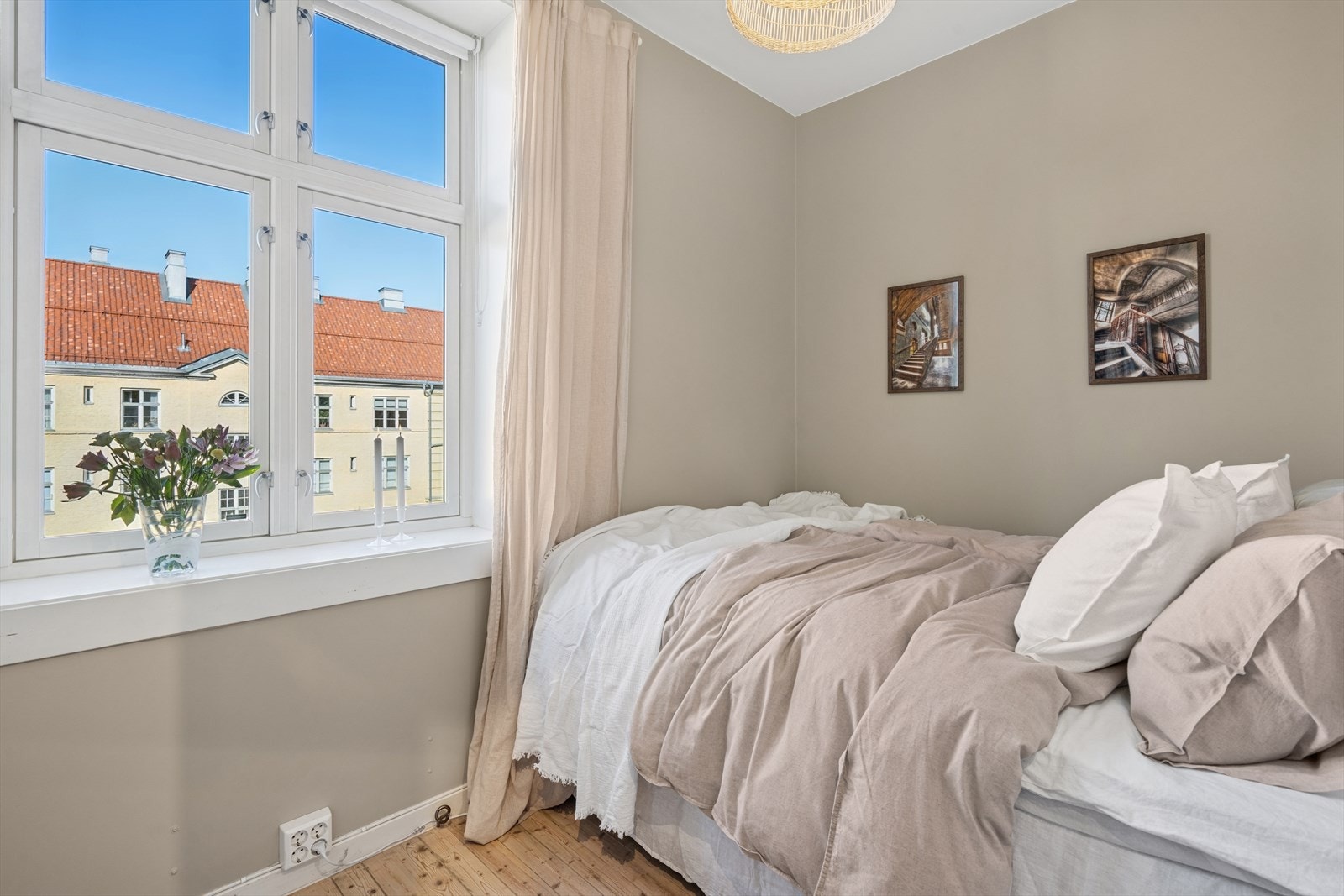 Soverommet er lyst og innbydende Galleribilde