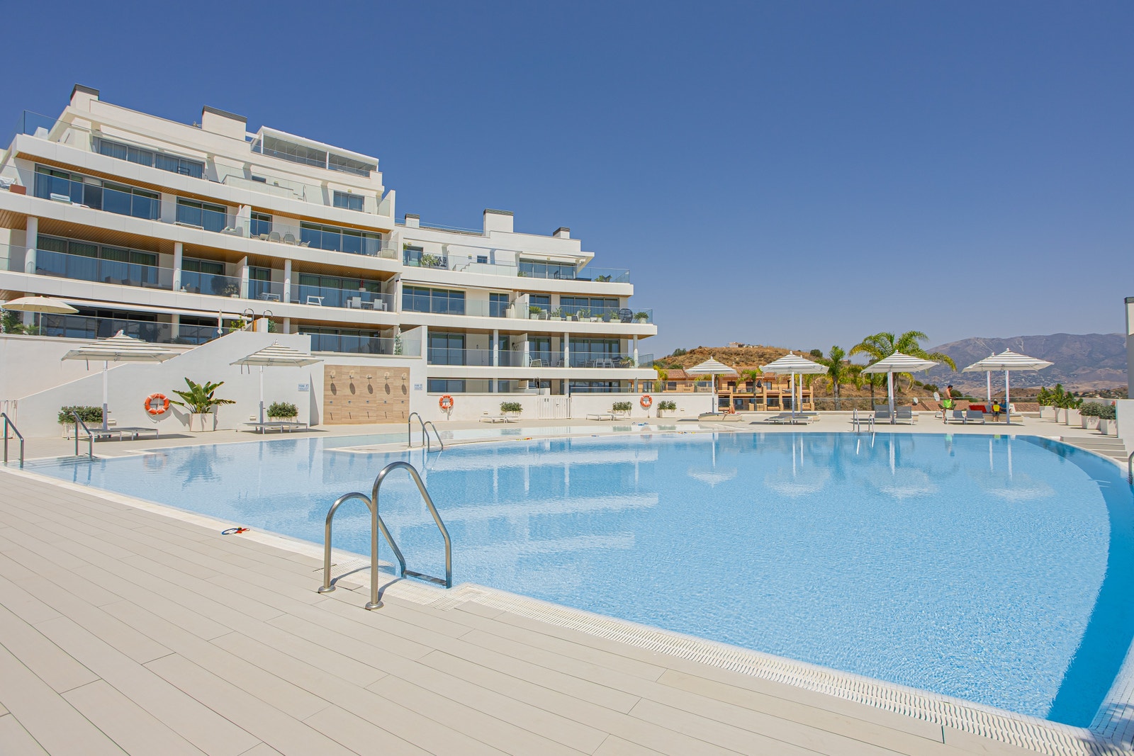 Leilighetskomplekset har to felles utendørs svømmebasseng. Galleribilde