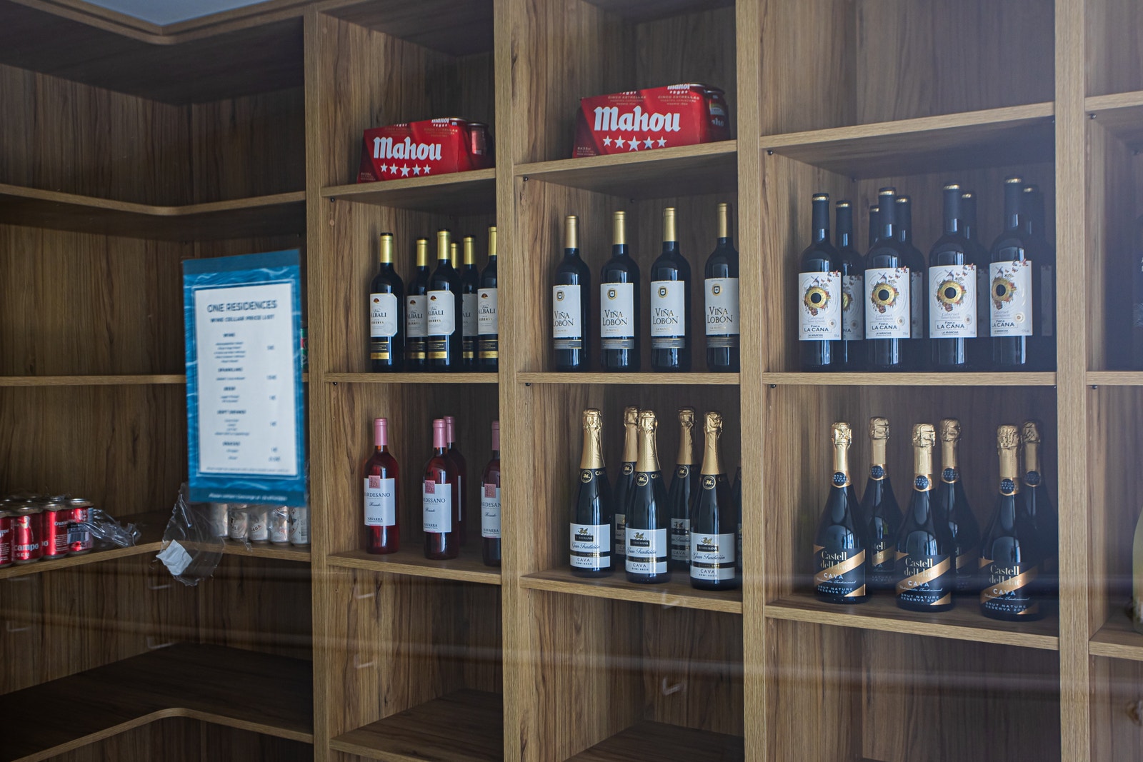 Har du gått tom for drikke så kan du kjøpe drikke hos de som sitter i resepsjonen ved inngangen. Galleribilde