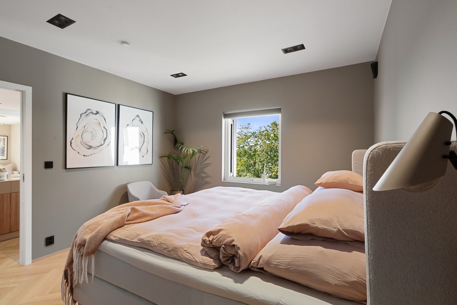 Hovedsoverom med eget bad og garderobe Galleribilde