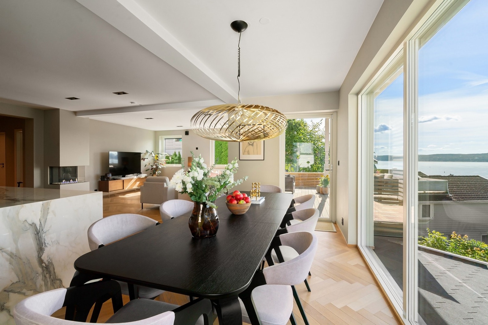 Store vindusflater mot vest med fjordutsikt. Galleribilde