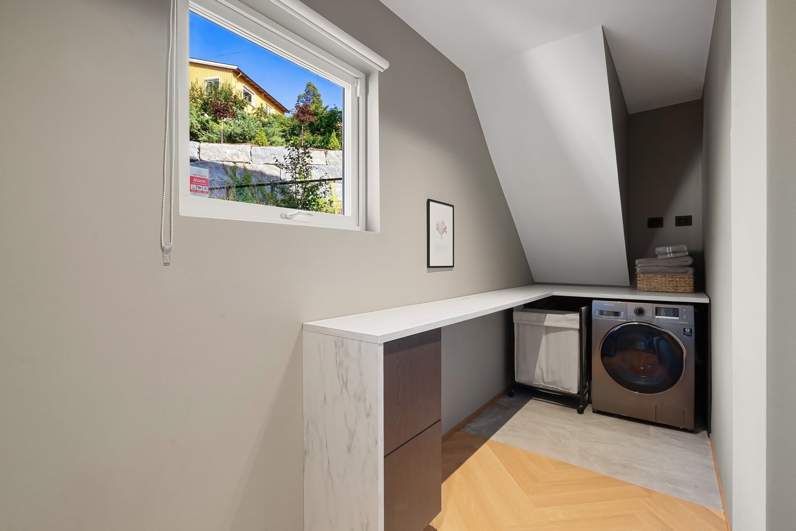 Rom med opplegg til vaskemaskin i tilknytning til garderobe ved hovedsoverom Galleribilde