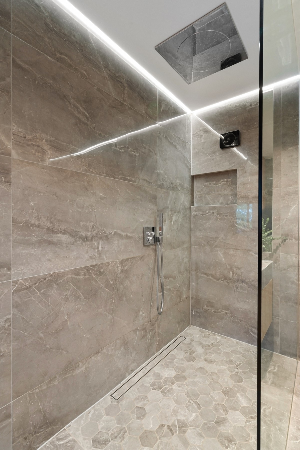 Hovedsoverom med eget bad og garderobe Galleribilde