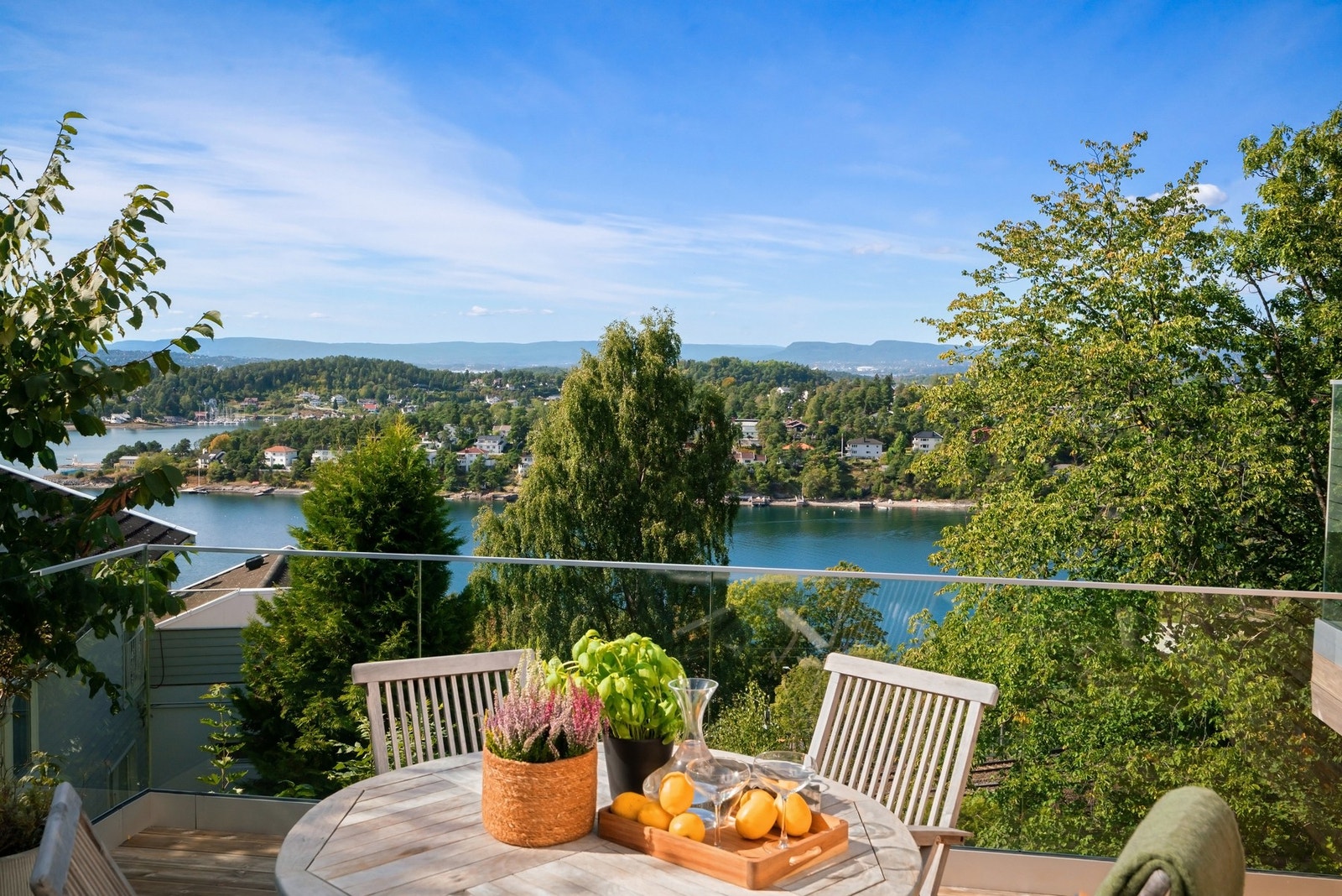 Rålekker selveierleilighet med fjordutsikt beliggende i en blindvei med innkjøring fra Vingolfveien i Nordstrandskråningen. Galleribilde