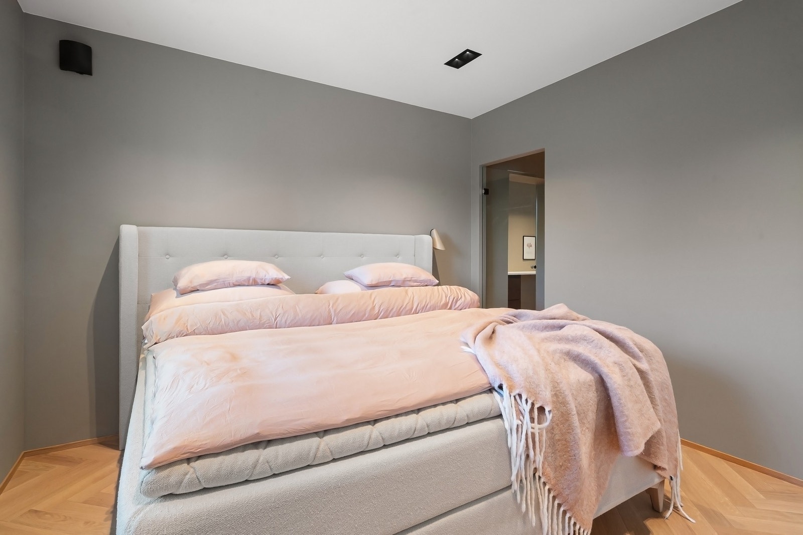 Hovedsoverom med eget bad og garderobe Galleribilde