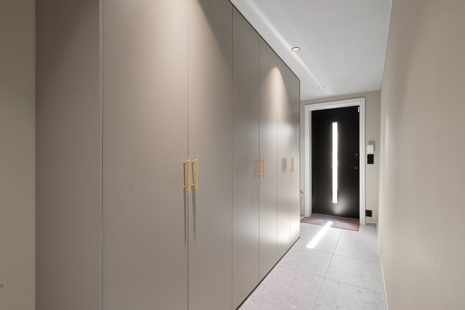 Entré med romslig, spesialtilpasset garderobe Galleribilde