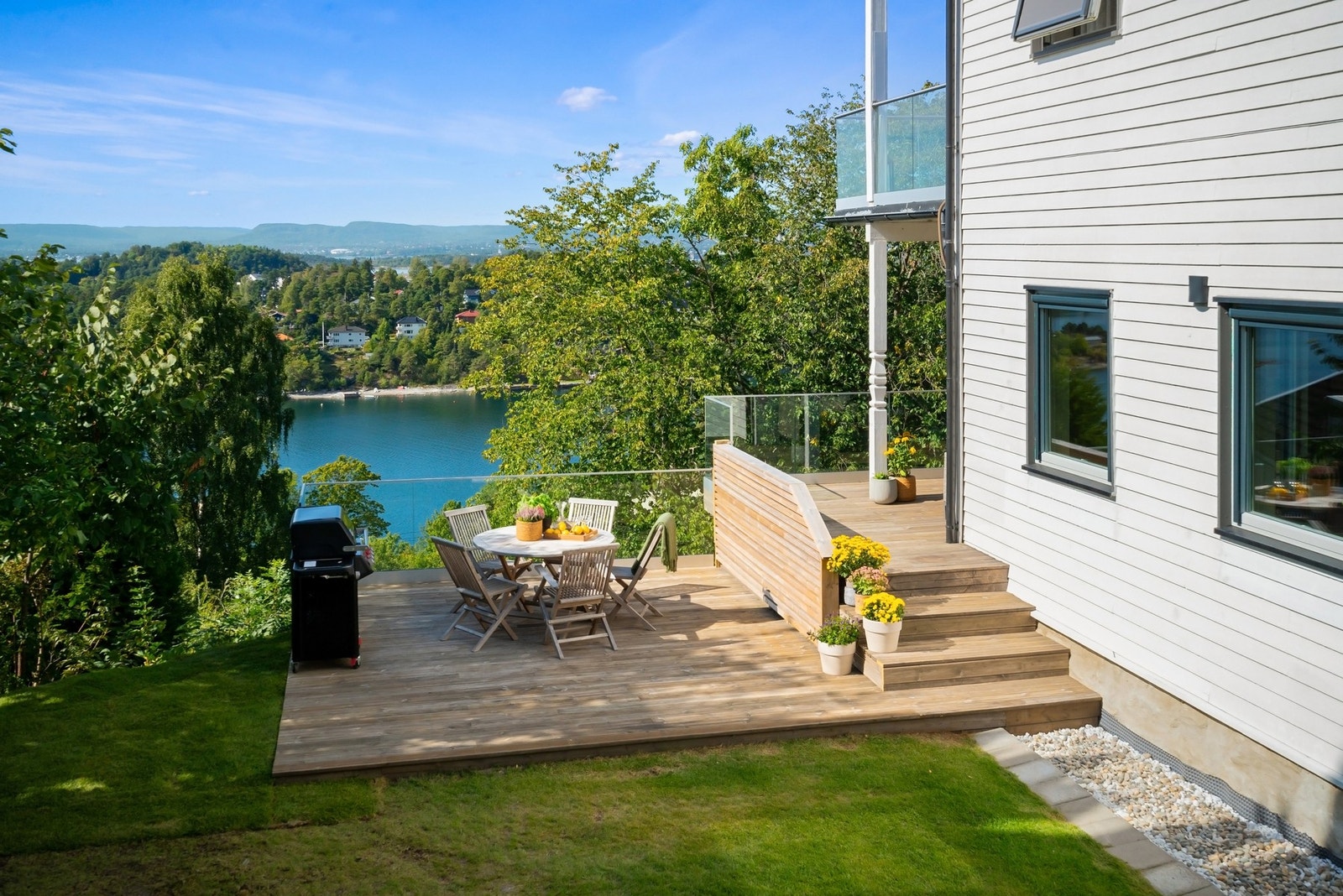 Idyllisk uteområde Galleribilde