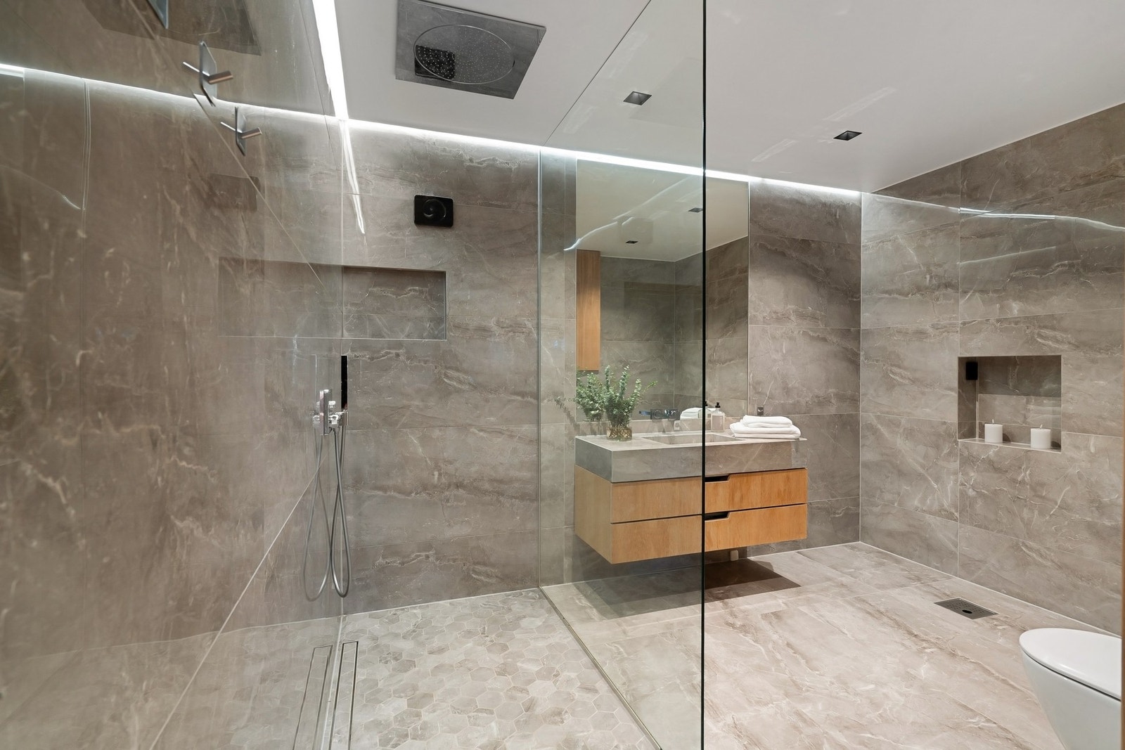 Hovedsoverom med eget bad og garderobe Galleribilde