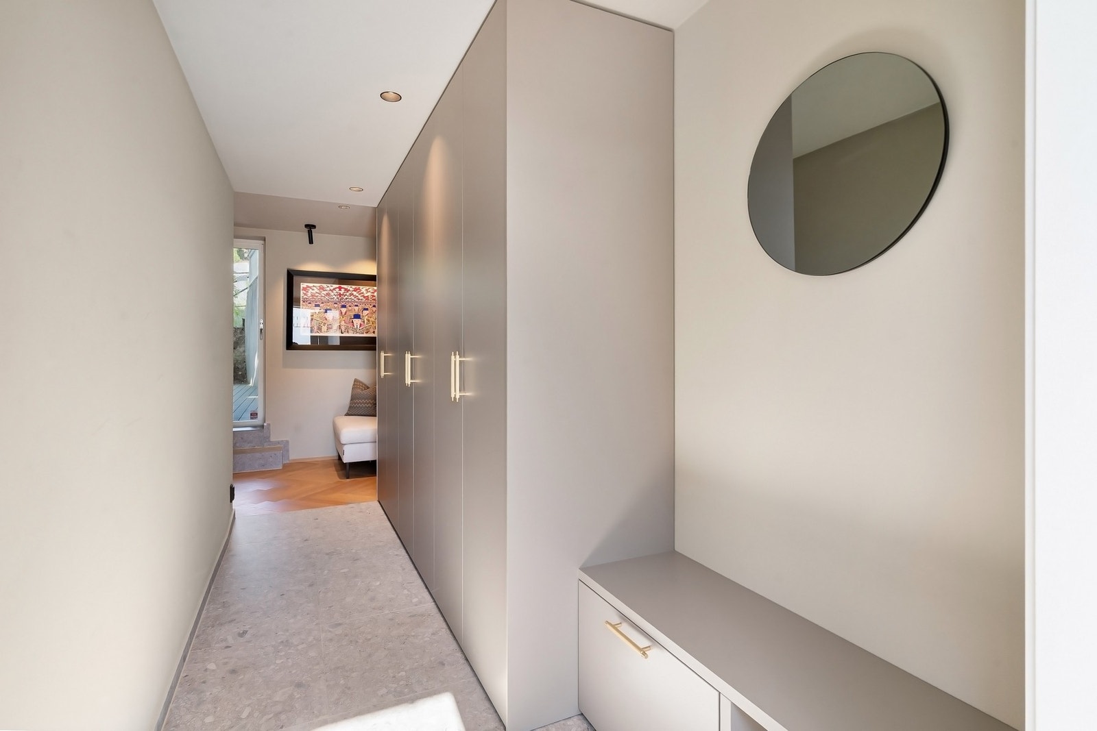 Entré med romslig, spesialtilpasset garderobe Galleribilde