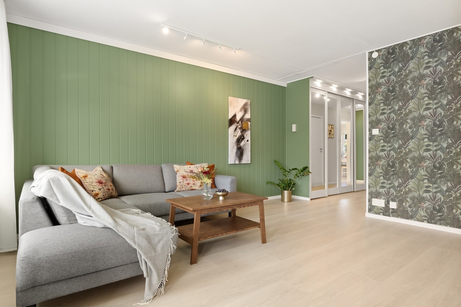 I stuen er det god plass til sofagruppe og ønsket møblement. Galleribilde