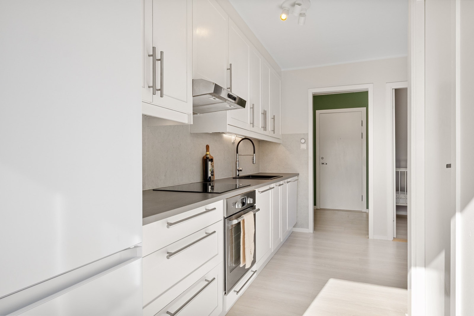 Stekeovn, platetopp og oppvaskmaskin er integrert. Kjøleskap med fryser er frittstående. Galleribilde