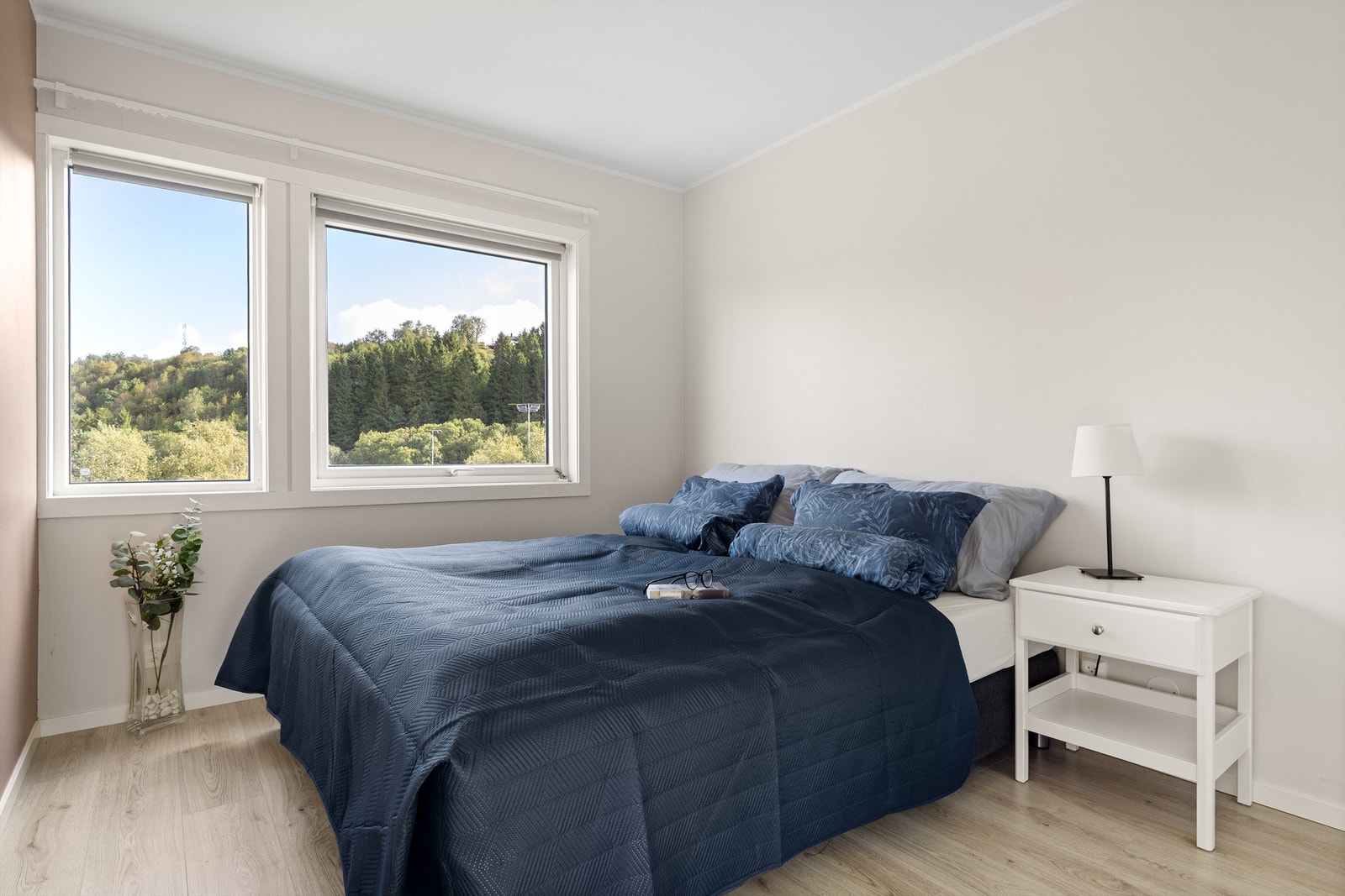 Soverom 2 med plass til dobbeltseng, nattbord og klesoppbevaring. Galleribilde