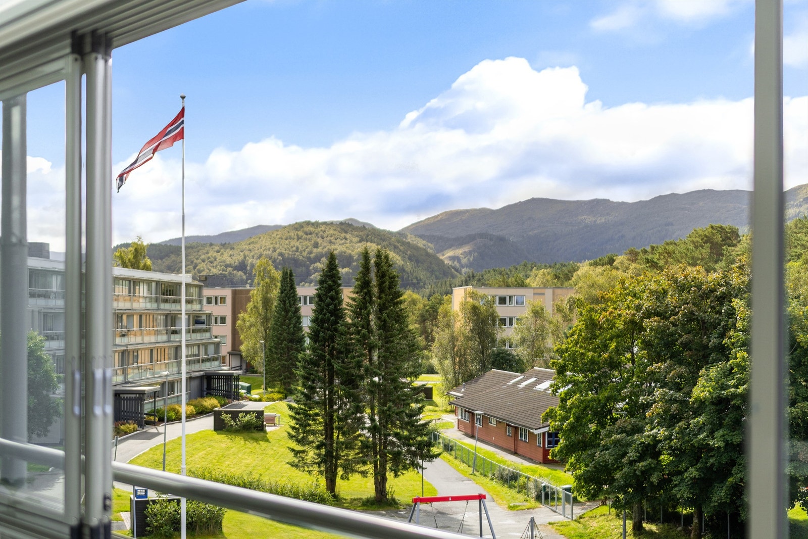 Fra den innglassede balkongen har man flott utsikt over nærområdet. Galleribilde
