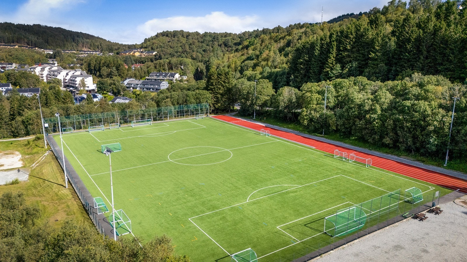 Like i nærheten har man idrettsbane, ballbinge, lekeplasser og en rekke fritidstilbud. Galleribilde