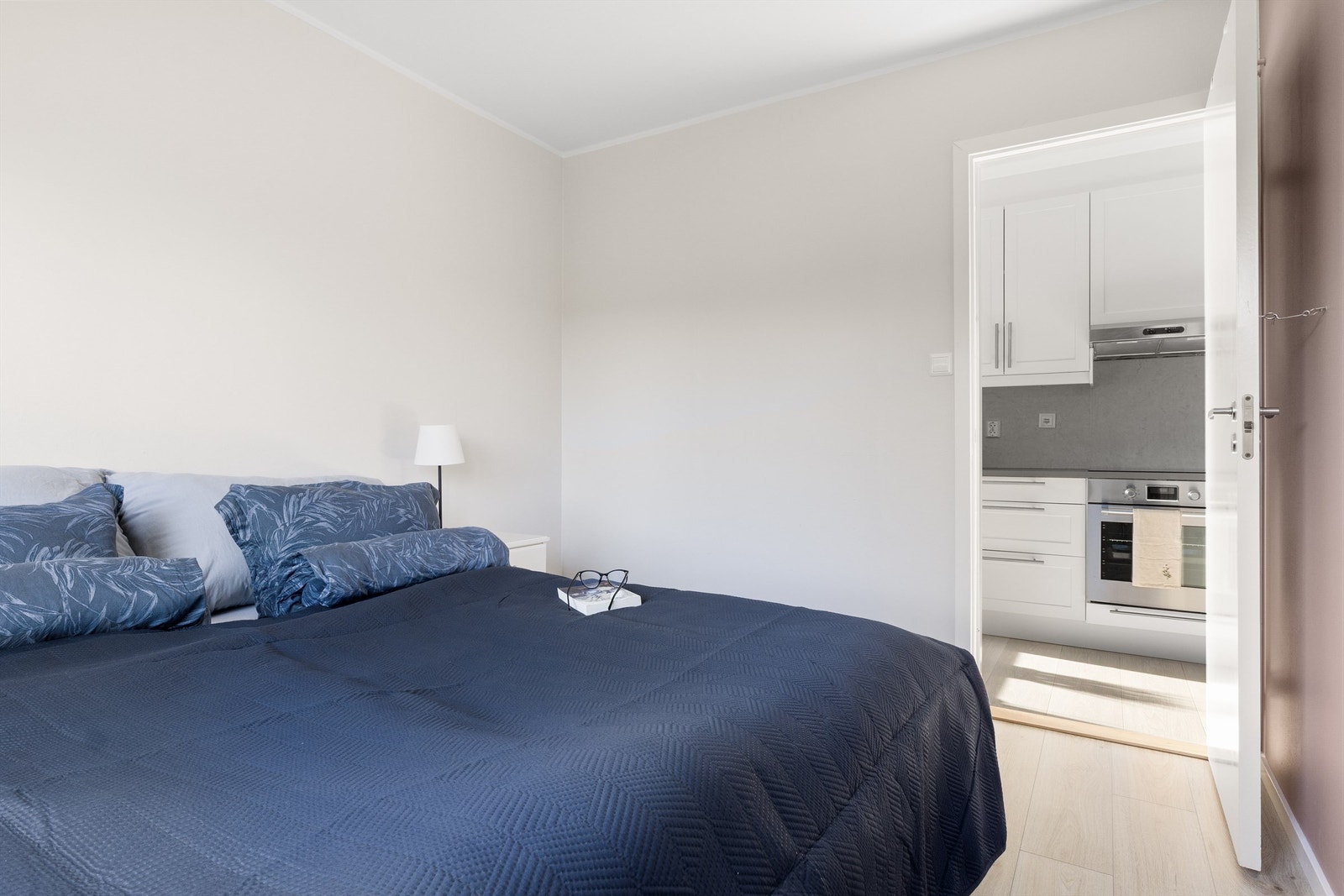 Malt i lyse og tidsriktige farger. Galleribilde