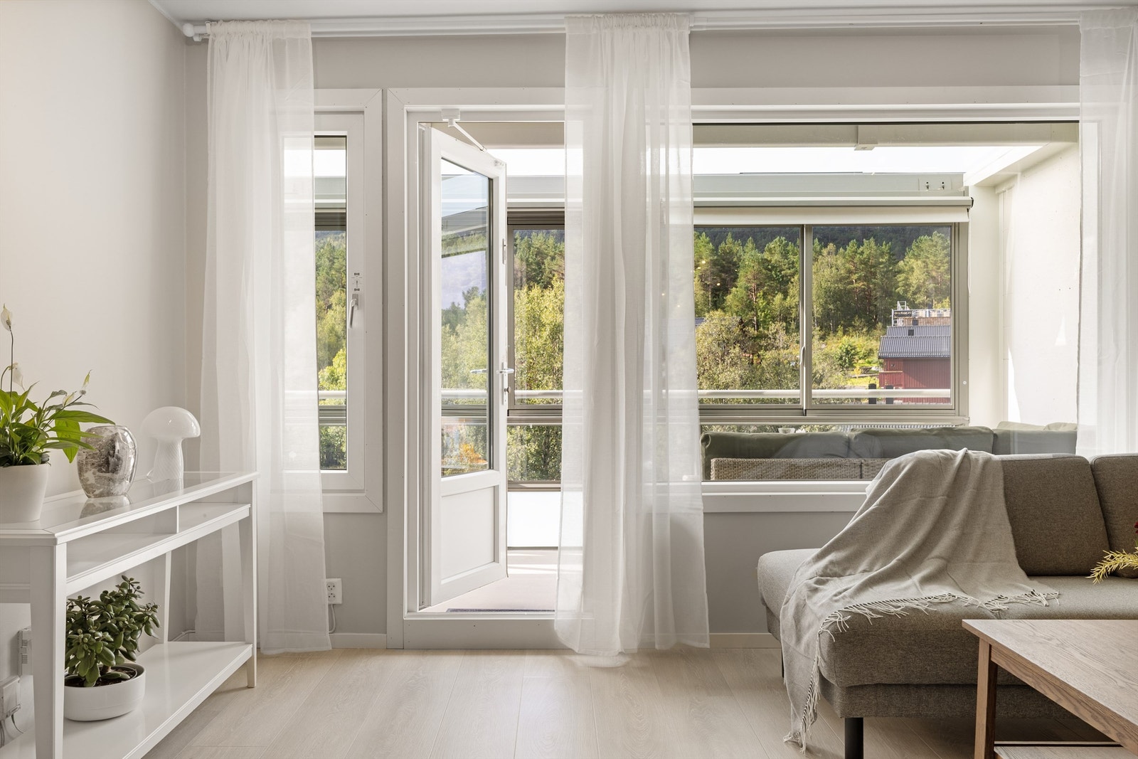 Fra stuen har man utgang til en solrik og romslig balkong. Galleribilde