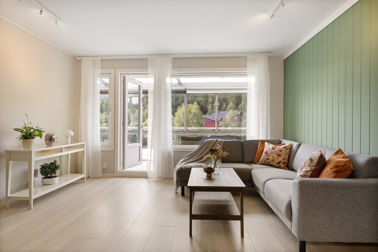 Lyse og moderne overflater, samt flott laminatgulv gjennomgående. Galleribilde