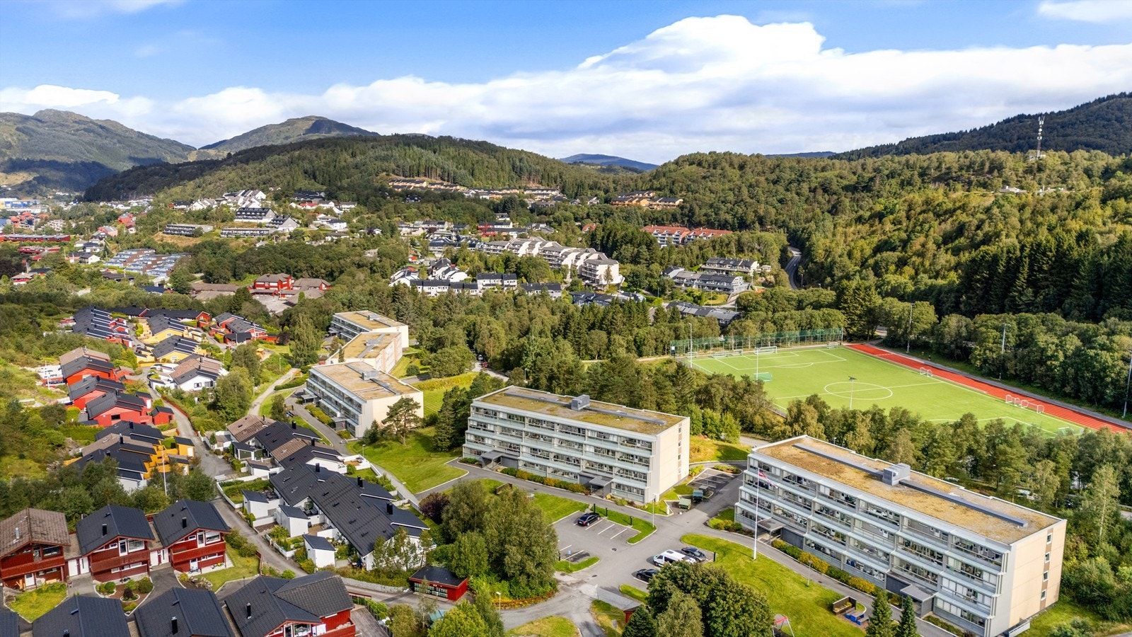 Området er svært populært for folk i ulike aldersgrupper og livsfaser, med kort gangavstand til skole, barnehage, buss og dagligvare. Galleribilde