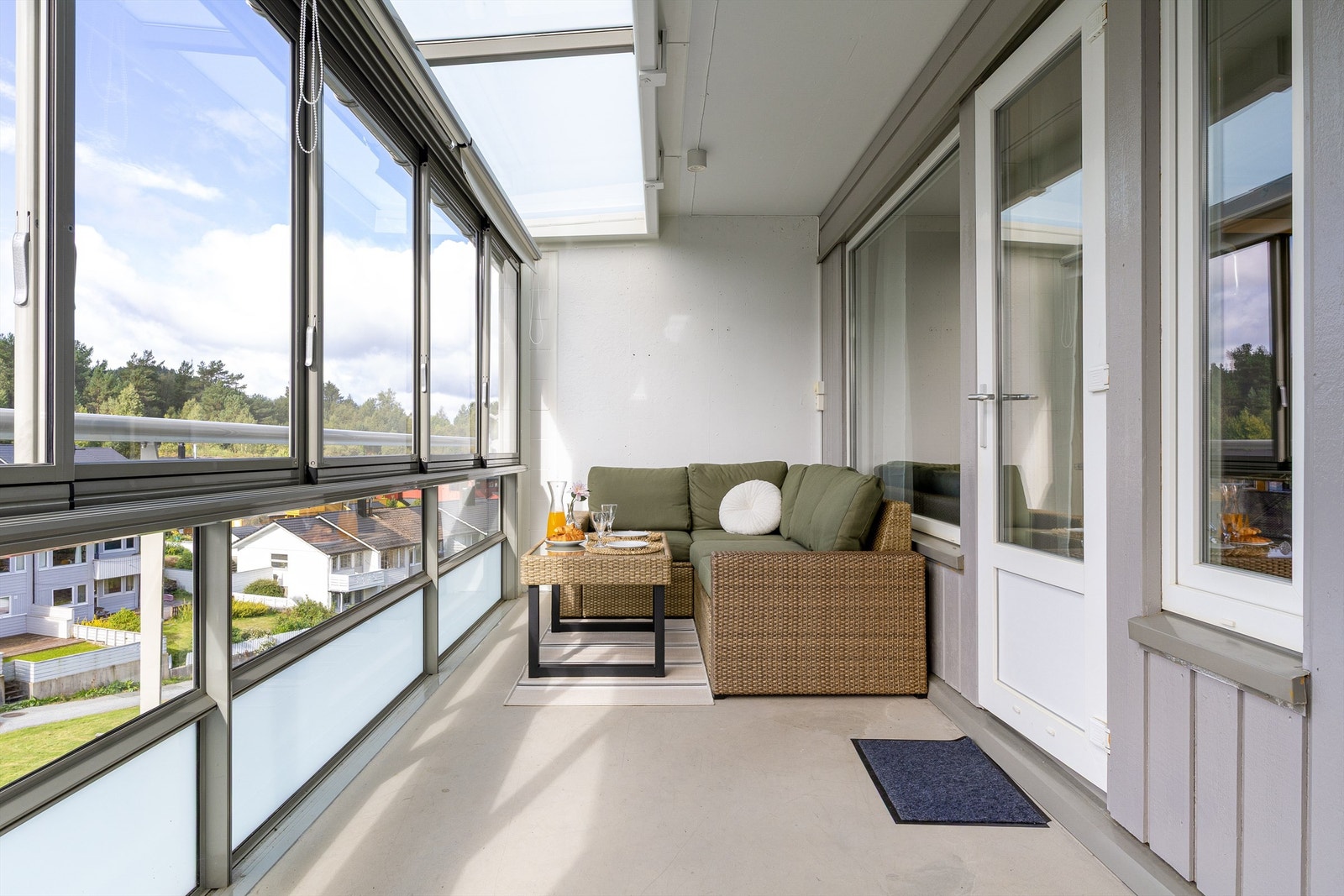 Innglasset balkong som måler ca. 16 kvm med god plass til diverse utemøbler. Galleribilde
